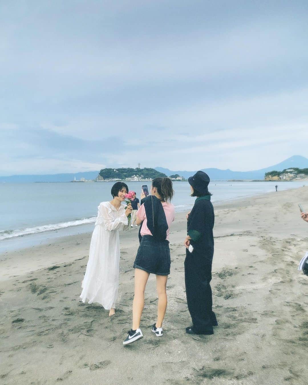 佐藤乃莉のインスタグラム：「エミリーのアイデア💡 オーガンジーな布や 可愛い花も使って撮影しました💐✨  #photo#pic#shooting#オフショット」