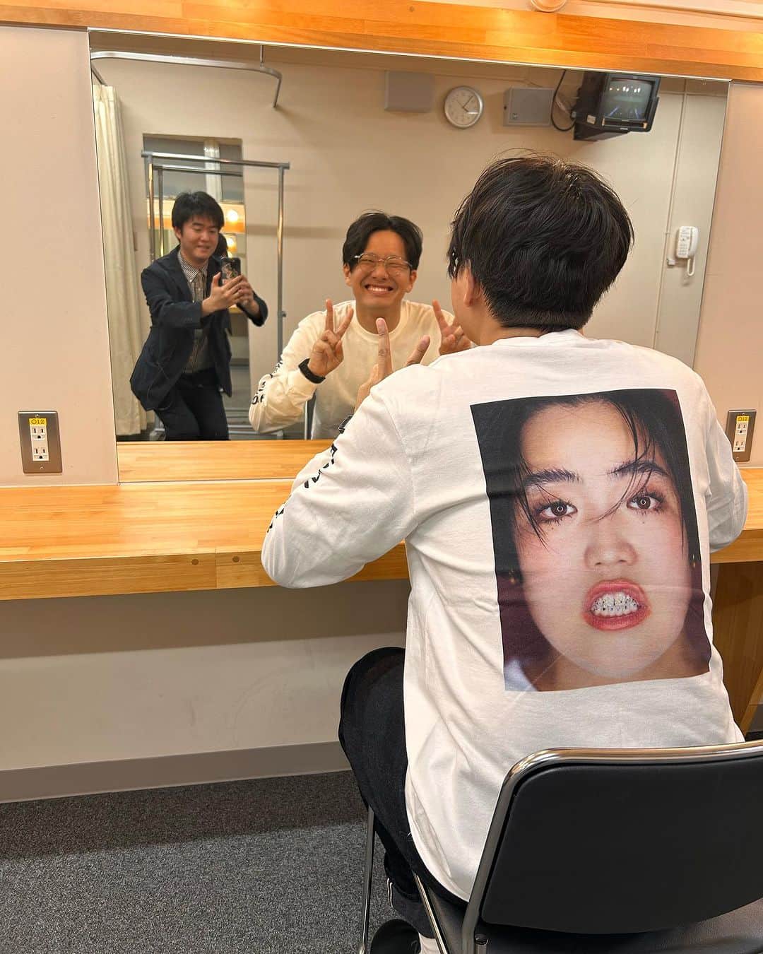 のインスタグラム：「欲しかった ゆりやんの単独のグッズ 「ゆりやん日本最終ツアー！」 Tシャツ！ ありがとうゆりやん！！！ 撮ってるのはミキの元マネージャーであり、ゆりやんの現マネージャーの牧！！ 去年のツアーもおもろかったんやから今年もおもろい！！間違いないで！！！  #ゆりやん日本最終ツアー #ゆりやんレトリィバァ  #奈良の子 #エッチング幸房ソレイユ」