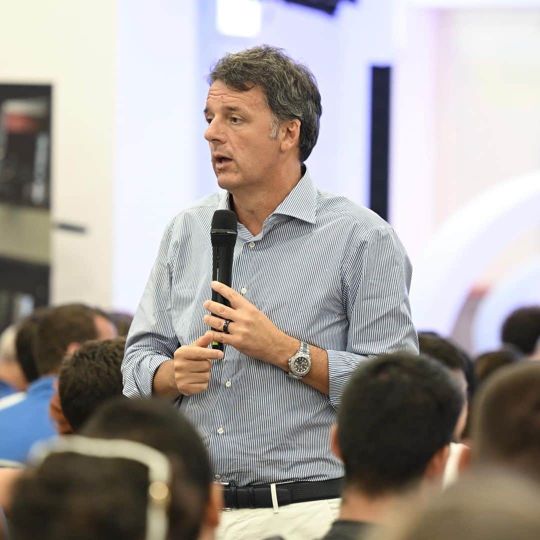 マッテオ・レンツィのインスタグラム：「Voglio ringraziare tutte le firmatarie e i firmatari della petizione sul rientro dei cervelli per aver sostenuto la battaglia contro le modifiche che questo Governo si accinge a fare. Siamo arrivati a circa diecimila firme. E come avevo promesso ho portato il tema all’attenzione del Ministro Giorgetti nel Question Time di ieri al Senato. Sul mio canale Youtube e sui miei social trovate il botta e risposta. Il mio impegno non finisce qui. Ho detto a Giorgetti che gli consegneremo l’elenco dei firmatari a metà novembre.  Vorrei che raddoppiassimo, se possibile, le firme e arrivassimo a quota ventimila. E gli consegnerò personalmente – tolti i riferimenti personali – molti messaggi che ho ricevuto in questi giorni di persone che hanno lasciato il proprio lavoro all’estero contando su un determinato regime fiscale e sono oggi spiazzati, se non disperati, dalla modifica annunciata.  Il Ministro si è detto disponibile a un incontro nel quale proveremo a smuoverlo dalle proprie posizioni e al quale vorrei che partecipasse qualcuno di voi, in una delegazione informale ma capace di spiegare bene i danni di questa norma. Teniamoci in contatto, dunque. Arriviamo a quota ventimila. E andiamo da Giorgetti insieme per farci sentire.」