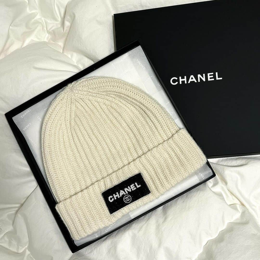 ひなのインスタグラム：「・ ・ 一目惚れしたニット帽、、、♡ 本当は黒が欲しくて回ったけどどこも売り切れで 白を購入したけど超かわいい💗 #ニット帽#chanel ・」