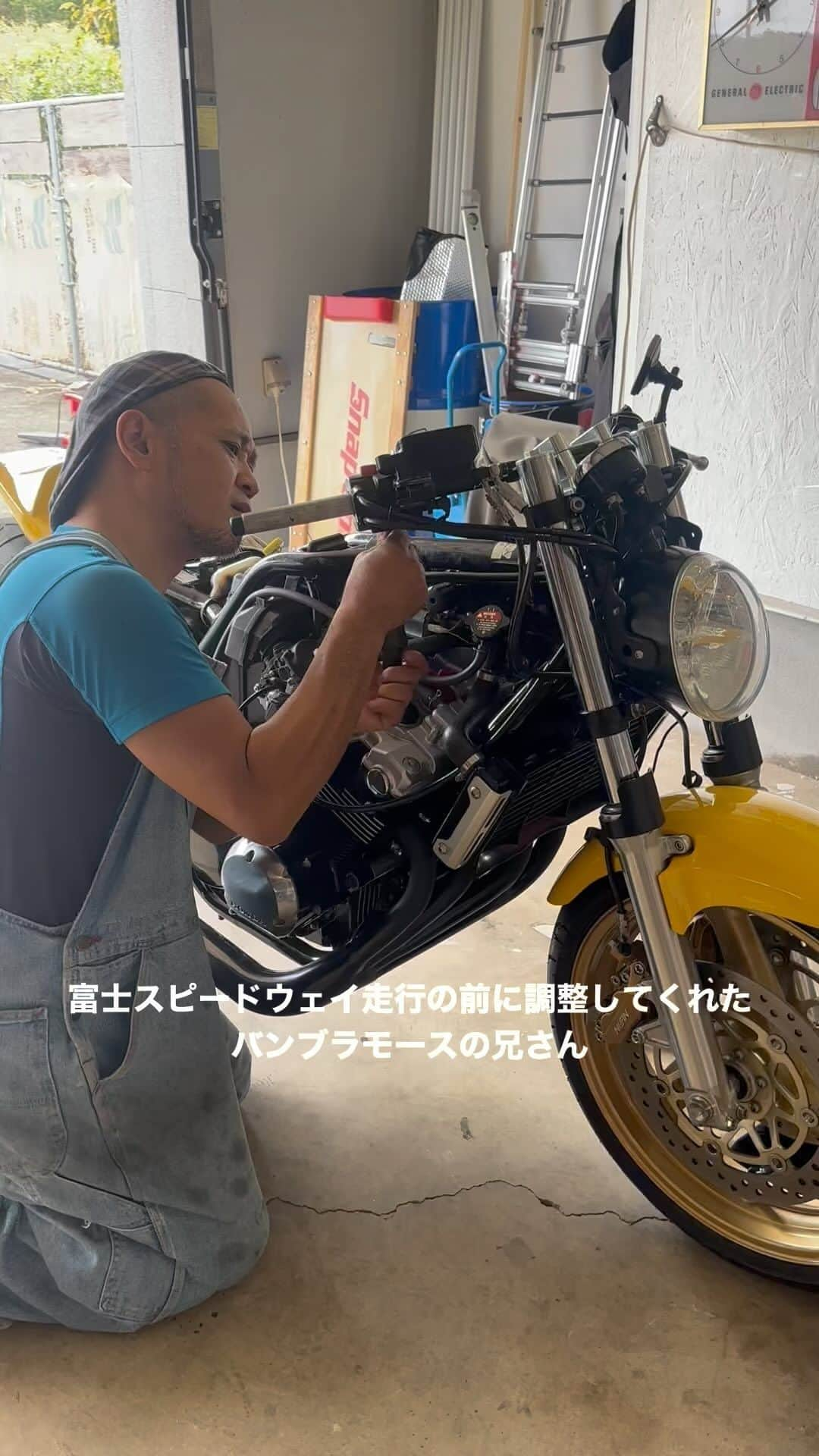 世田谷ベースのインスタグラム：「次世代CB400SF   #ホッドロット #mooneyes #総務雄一郎  #cb400sf #rz250 #cbx400f #cbr400f #ゼファー400 #rz250 #gpz400 #z400fx #バリオス #ゼファー #gsx400インパルス #kh250 #750ss #500ss #cb125t #tw200 #ftr223 #honda #kawasaki #suzuki #yamaha #vmx #カワサキ #所ジョージ  #世田谷ベース #tokyodreamride #スーパーカブ #スーパーカブc125」