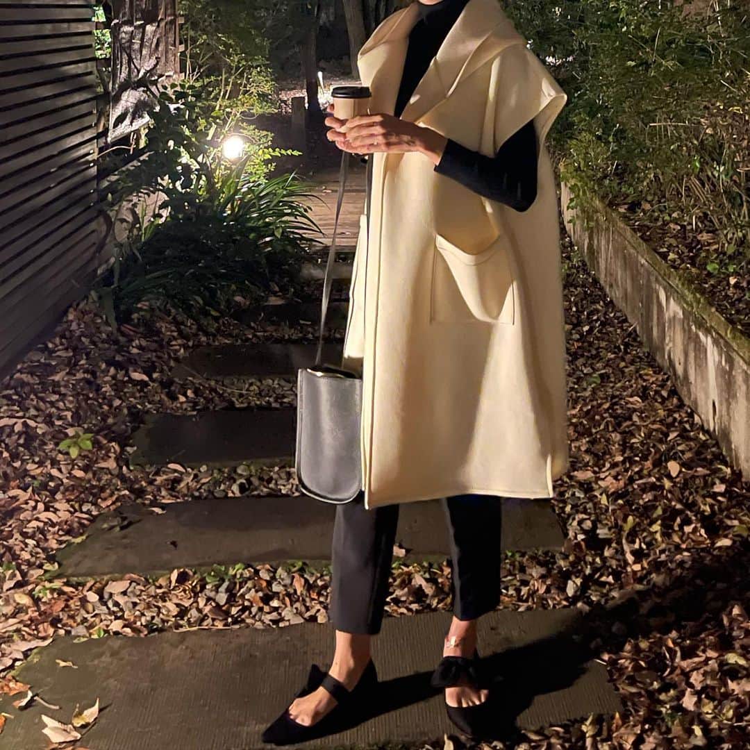 木本泉のインスタグラム：「- 夜になると肌寒い🍂  ホットコーヒーにシフト☕️ ふっと空を見上げるとお月様🌕が綺麗でした！  アイボリーのジレ、汚れそう、、、とお問い合わせいただきますが、、、普通にしている分には汚れません！  今日、車で膝掛けのように使いながら寝てしまい気付いたら下を向いて顔面埋めた状態でw、、、あっ😫化粧が！と思ったけど汚れてませんでした！ほっ💭」