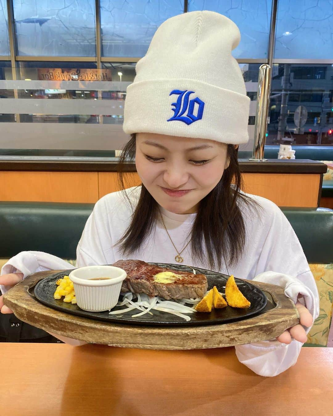 佐々木ちょこのインスタグラム：「この間ひさしぶりにステーキ食べてきた🥩🍴✨  お肉の硬さやソースも自分で選べて サラダバーやドリンクバーもあって お友だちと行ってついつい長居したくなる レストランでした🥰  ステーキも歯応えがあるけど柔らかくて オリジナルソースも美味しかったー！ 普段あんまり飲まないけどコーラだ！と思って コーラと頂きました✨  久しぶりにステーキ食べたけど めっちゃ美味しくて、いつでも気軽にいけるようにひとりステーキできるようになりたいなあと思っちゃった！笑 ひとりステーキなんかかっこいい！笑  誰と行ったでしょうか〜！！！！ (3枚目がヒント💡)  是非行ってみてね〜！♡ 📍 東京都大田区南蒲田２丁目27-1トーショービル２階  PR @steak_ken_kamata #蒲田駅 #蒲田駅グルメ #蒲田グルメ #蒲田駅ランチ #蒲田ステーキ #糀谷 #糀谷グルメ #糀谷ランチ」