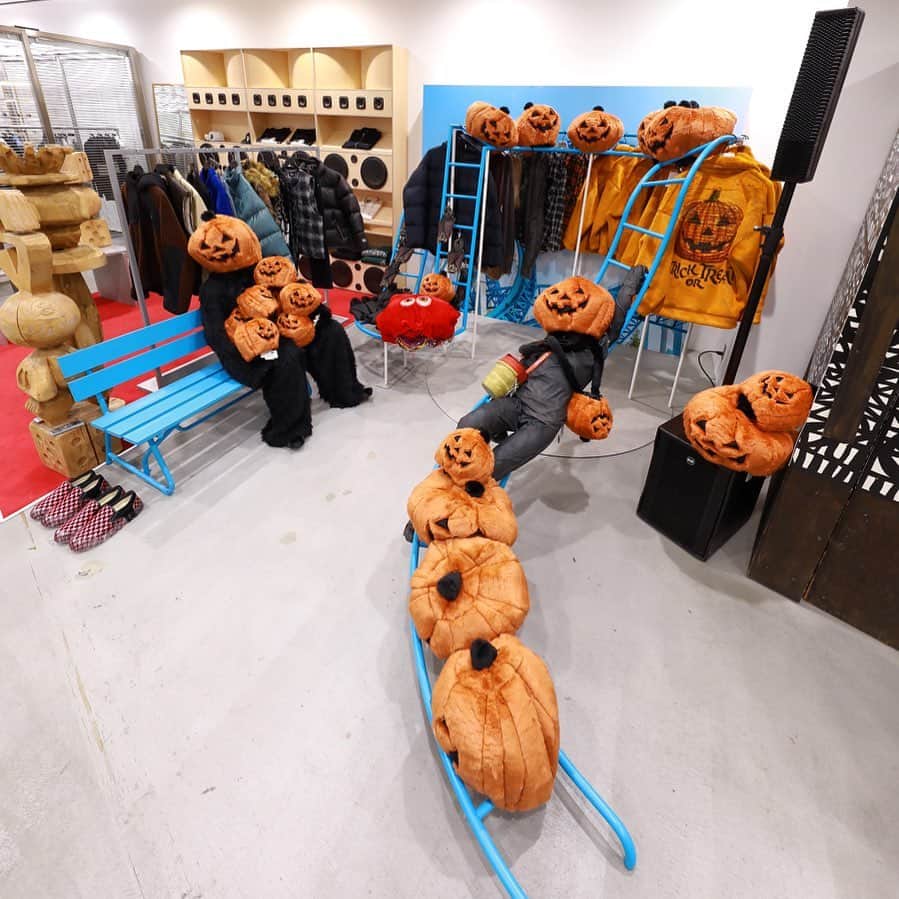 ダブレットのインスタグラム：「What a lot of pumpkins in  @doverstreetmarketginza  2F #doublet space! 📷 @wataru__fukaya」