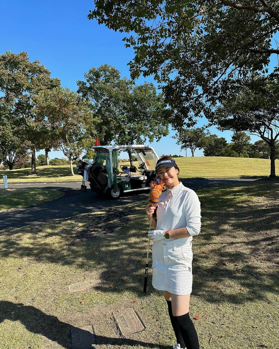 ena..*加藤 恵梨奈のインスタグラム：「⁡ ⁡ ⁡ ⁡ ⁡ ⁡ 先日のお休みはゴルフ⛳️へラウンドいってきました！ 気候も良く風もなくて最高のゴルフ日和🏌️‍♀️💚 今回はドライバー、ユーティリティの調子が悪く なかなか真っ直ぐ飛ばなかったぁ😮‍💨、、 その代わりにアイアン、ウェッジ、パターは調子良かった。 何かが調子いいと何かが調子悪くなる🤲😭 ゴルフって本当難しい だから面白いんやけどね🌳🍂 ⁡ 今回ゴルフ用品で仲間入りした @odecomalu のピン型パターのカバー🐴🧡 通称"ポニーカバー"を新調しましたっ 熟練の職人により一点一点作られてて 他にないカバーで全部集めたくなる可愛さ𓂃 10月23日からNEW COLLECTIONとして販売中 是非チェックしてみてね！！！ ⁡ ⁡ ⁡ #ウッドフレンズ名古屋港ゴルフ倶楽部 #ゴルフ #ゴルフ女子 #ゴルフウェア #ゴルフ場 #パター #パターカバー #ポニーカバー #odecomalu #ニューコレクション #newcollection #レザレクション #パーリーゲイツ #adidas」