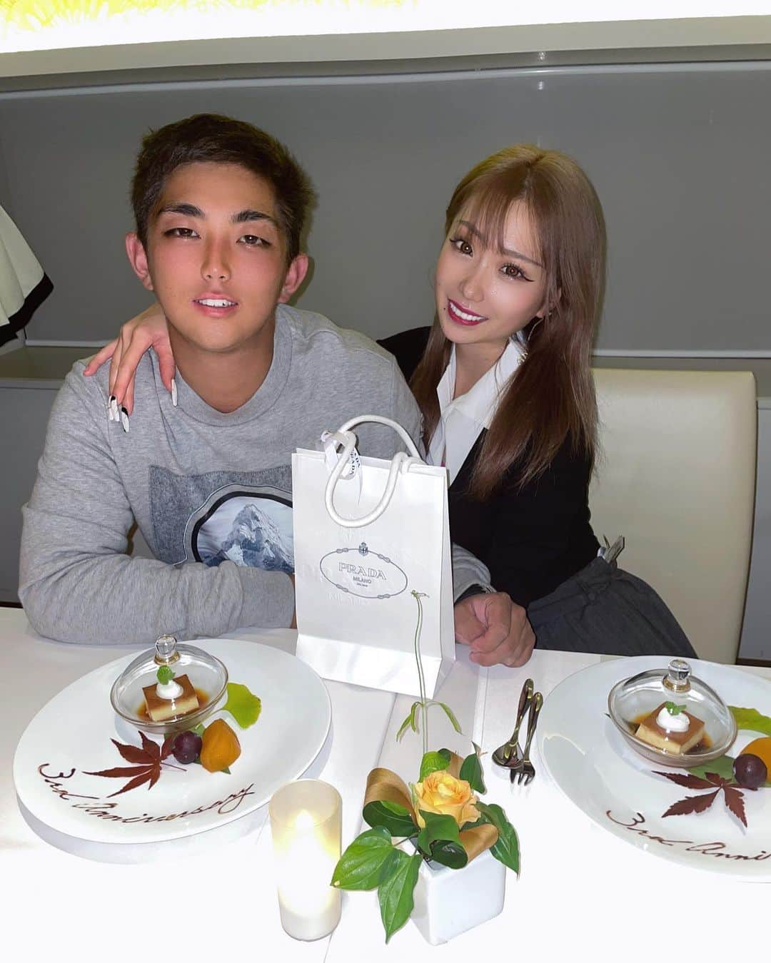 RIIAのインスタグラム：「3年目の結婚記念日💓 お家の近くのフレンチ&和食屋さん行ってきたよ〜✨ ローストビーフ美味しかったっ🥹 新しい車来るの楽しみ過ぎてお揃いのキーチェーン買いに行っちゃった🥺 サプライズ大成功〜？？かな😂✌🏻 いつもありがとお🙏 #結婚記念日#サプライズ#prada#これからもよろしくね！」