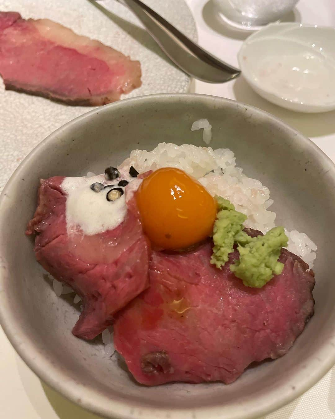 RIIAさんのインスタグラム写真 - (RIIAInstagram)「3年目の結婚記念日💓 お家の近くのフレンチ&和食屋さん行ってきたよ〜✨ ローストビーフ美味しかったっ🥹 新しい車来るの楽しみ過ぎてお揃いのキーチェーン買いに行っちゃった🥺 サプライズ大成功〜？？かな😂✌🏻 いつもありがとお🙏 #結婚記念日#サプライズ#prada#これからもよろしくね！」10月27日 21時03分 - airi21202