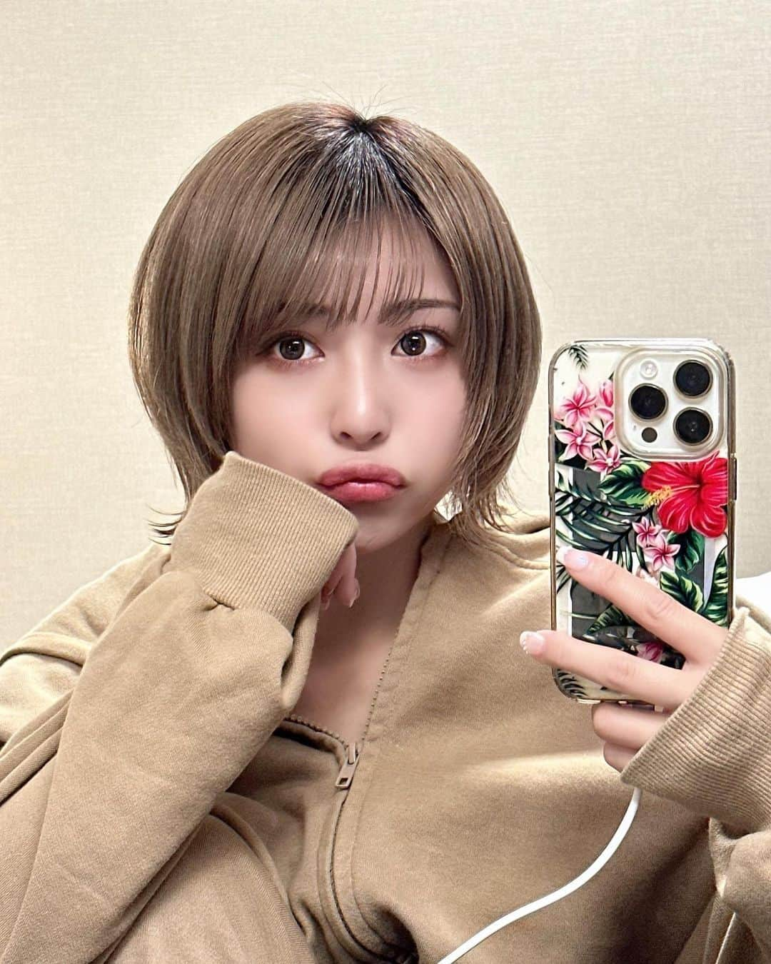 ももせさんのインスタグラム写真 - (ももせInstagram)「まつげくりんくりんでいい感じ🥰 こばたんに紹介してもらったところのまつぱが上がり具合も持ちも最高すぎる...!!🫶🏻 お店の雰囲気もめっちゃ落ち着くよ💭 @chie_153cm   髪の毛は安定の稲用さんカット✂️ やっぱりカットうますぎる...!!😭 伸ばしたいなぁとずっといいながら結局ショート貫いてます。笑 @inamochinaoki」10月27日 21時03分 - momose118