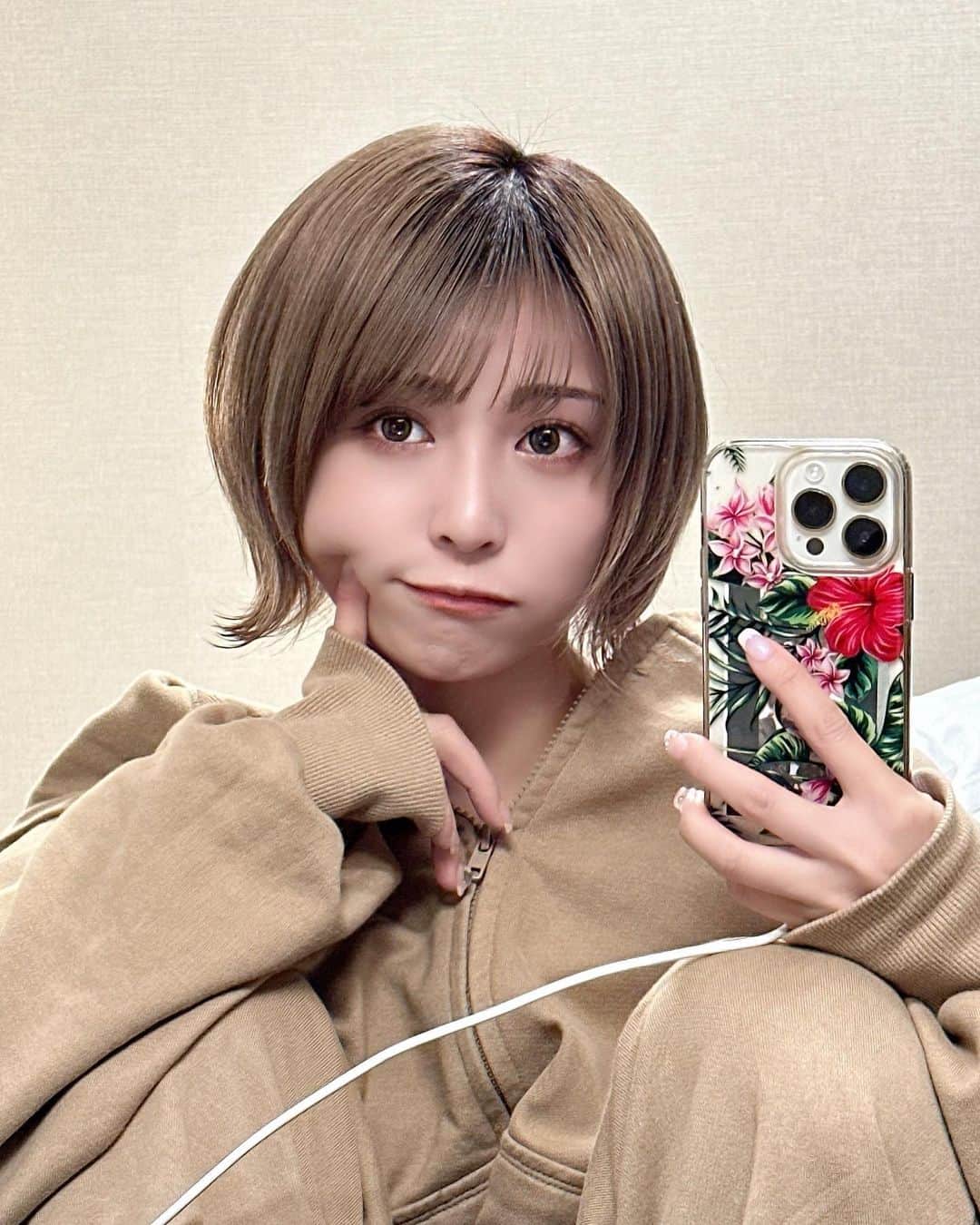 ももせのインスタグラム：「まつげくりんくりんでいい感じ🥰 こばたんに紹介してもらったところのまつぱが上がり具合も持ちも最高すぎる...!!🫶🏻 お店の雰囲気もめっちゃ落ち着くよ💭 @chie_153cm   髪の毛は安定の稲用さんカット✂️ やっぱりカットうますぎる...!!😭 伸ばしたいなぁとずっといいながら結局ショート貫いてます。笑 @inamochinaoki」