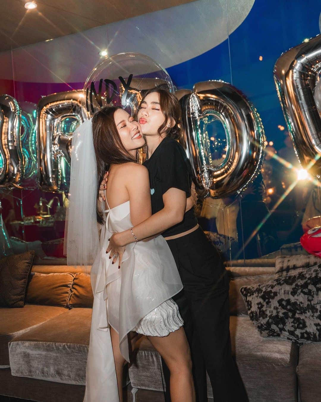 キンバリー・アン・ウォーテマス・ティアムシリのインスタグラム：「Anything for you my bride to be👰🏻‍♀️🤍 @indy.d.prasertjit  Thank you naka @sobangkok ✨」