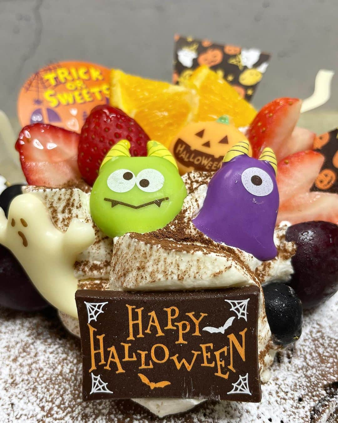 もーさんさんのインスタグラム写真 - (もーさんInstagram)「(*˘︶˘*).｡.:*♡ ♡♡♡ Happy Halloween🎃 ・ 📍Papa ORANGE @papa__orange  ・ ◎モンスターショコラ(5号) ¥3700 ・ ハロウィン限定🎃 モンスターショコラ〜 ・ ガトーショコラに クリームとモンスター達がのった 可愛いケーキ♡ ・ しっとりショコラケーキに 甘すぎない生クリーム クリームが美味しくて パクパクいける！ ・ ショコラケーキ 大好きっ子は めっちゃ喜んでた〜(＾0＾)♡ ・ こちらのお店 ケーキの種類も多くて 可愛いケーキがたくさん〜 どれも 食べたくなる！ ・ くまシフォン めっちゃめっちゃ気になった〜😆 ・ お客さんも たくさん居たよ！ ・ デコレーションケーキも色々あるから 記念日にいいね♡ ・ ・ *☼*―――――*☼*――――― ◇愛知県稲沢市稲沢町前田4-44-1 ◇0587-24-0003 ◇10:00～20:00 ◇駐車場 有り *☼*―――――*☼*――――― #PR #稲沢ケーキ #稲沢スイーツ #稲沢ケーキ屋 #パパオランジェ #ハロウィンケーキ #ハロウィン#ハロウィンスイーツ#デコレーションケーキ#愛知スイーツ#稲沢グルメ#papaorange #Halloween#Halloweensweets」10月27日 20時56分 - mouusan