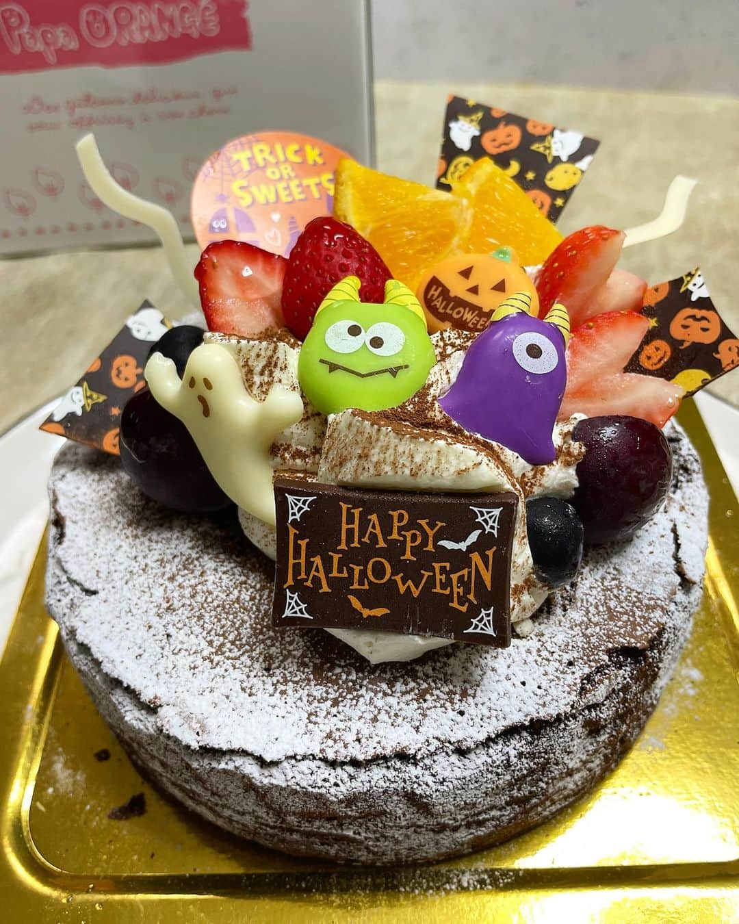 もーさんのインスタグラム：「(*˘︶˘*).｡.:*♡ ♡♡♡ Happy Halloween🎃 ・ 📍Papa ORANGE @papa__orange  ・ ◎モンスターショコラ(5号) ¥3700 ・ ハロウィン限定🎃 モンスターショコラ〜 ・ ガトーショコラに クリームとモンスター達がのった 可愛いケーキ♡ ・ しっとりショコラケーキに 甘すぎない生クリーム クリームが美味しくて パクパクいける！ ・ ショコラケーキ 大好きっ子は めっちゃ喜んでた〜(＾0＾)♡ ・ こちらのお店 ケーキの種類も多くて 可愛いケーキがたくさん〜 どれも 食べたくなる！ ・ くまシフォン めっちゃめっちゃ気になった〜😆 ・ お客さんも たくさん居たよ！ ・ デコレーションケーキも色々あるから 記念日にいいね♡ ・ ・ *☼*―――――*☼*――――― ◇愛知県稲沢市稲沢町前田4-44-1 ◇0587-24-0003 ◇10:00～20:00 ◇駐車場 有り *☼*―――――*☼*――――― #PR #稲沢ケーキ #稲沢スイーツ #稲沢ケーキ屋 #パパオランジェ #ハロウィンケーキ #ハロウィン#ハロウィンスイーツ#デコレーションケーキ#愛知スイーツ#稲沢グルメ#papaorange #Halloween#Halloweensweets」