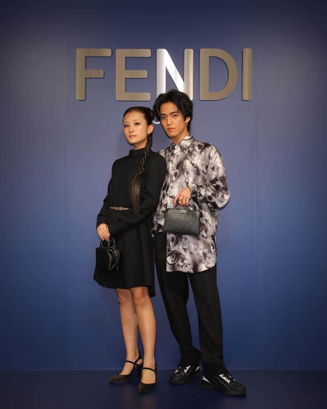 さくらのインスタグラム：「Fendi Winter 2023-2024  Curated with Stefano Pilati 🩶 @fendi   フェンディ 2023ウィンターコレクションローンチカクテルイベントに行ってきました🕊️  2023-24年ウィンターコレクションが並ぶ空間はどこを見ても素敵で、始終うっとりしていました🍸  私たちが着用させて頂いてるお洋服はどれも2023-24年ウィンターコレクションのもので、黒のドレスがお上品でとてもお気に入りでした🖤   #PR #FENDI #FendiWinter」
