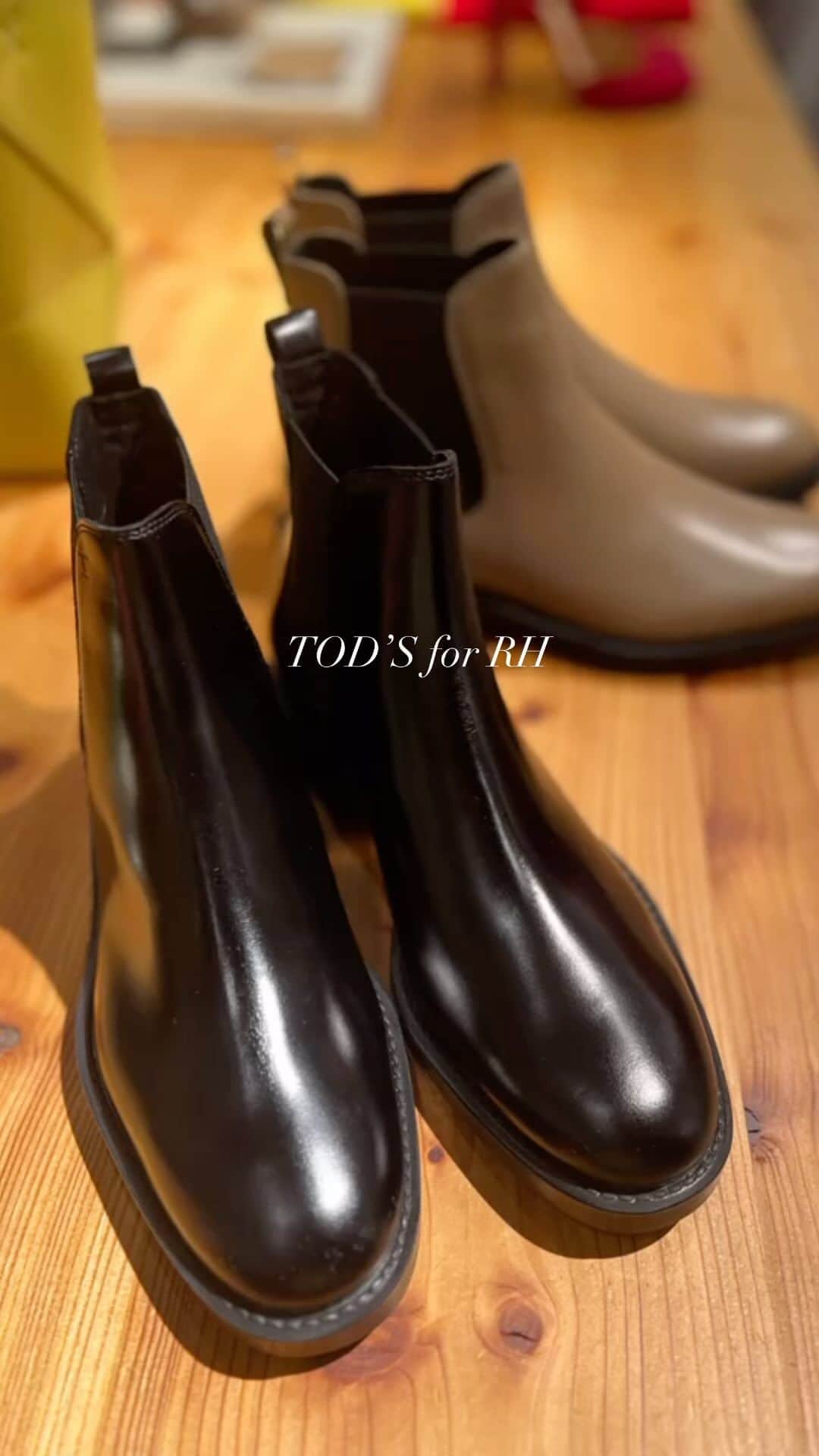根岸由香里のインスタグラム：「. 2020年の秋冬から毎年数量限定で発売しているTOD’S for RHの別注Side Gore Leather Chelsea Boots。 このブーツの素晴らしさは計算し尽くされたフォルム。 それは、ソールの厚さ、ブーツ自体の高さ、足に適度に沿うカーブ、履き口のバランス、サイドゴア部分の幅、ステッチの幅、、、とにかく本当に細かいディテールに至るまで完璧なブーツ。 美しいだけでなくとにかく履きやすいという事が素晴らしいのです。 エレガントで艶のあるブラッシュドレザーは品があり見惚れる美しさ。そして履き込むとより美しく格好よくなっていきます。 私たちの大切にしているスペシャルな定番品。 ブラックとベージュの2色展開。RH全店舗&ECにて。 . #ronherman  #tods #pr」