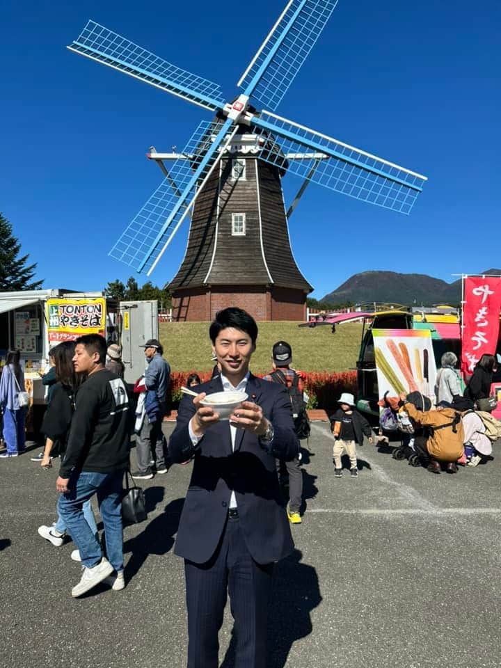 中曽根 康隆さんのインスタグラム写真 - (中曽根 康隆Instagram)「地元では【日本一やさしいトライアスロン】が開催され、1歳から81歳まで幅広い年齢層で、全国各地から参加者が前橋に大集合。コロナ禍を乗り越えて、スポーツの秋到来です！！  その後は前橋東部商工祭で、ぐりーんふらわー牧場•大胡へ。地元の40近いお店が大集合。美味しく楽しく会場は人で溢れていました！」10月27日 20時58分 - yasutaka_nakasone