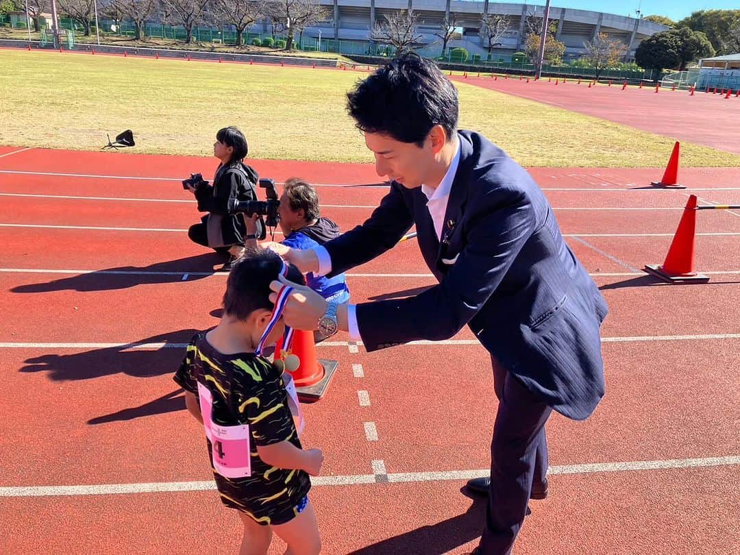 中曽根 康隆のインスタグラム：「地元では【日本一やさしいトライアスロン】が開催され、1歳から81歳まで幅広い年齢層で、全国各地から参加者が前橋に大集合。コロナ禍を乗り越えて、スポーツの秋到来です！！  その後は前橋東部商工祭で、ぐりーんふらわー牧場•大胡へ。地元の40近いお店が大集合。美味しく楽しく会場は人で溢れていました！」