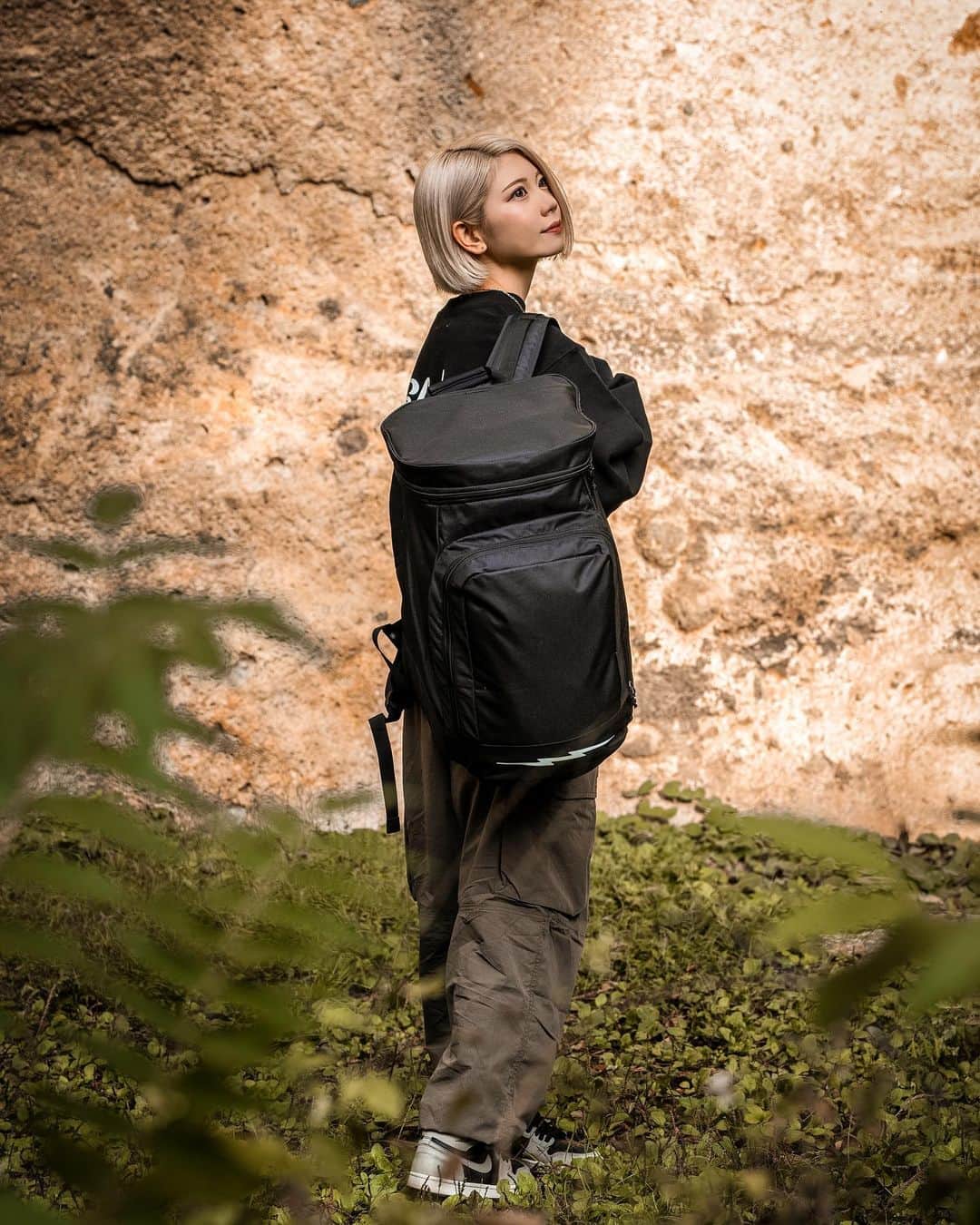 SAKIのインスタグラム：「Electric MULTI BACK PACK スノーボードブーツが入る場所と、グローブなど小物が入る場所に分かれてます🤞 ・ パーカートレーナーを入れてみたら、8-10着入りました😳電車移動とかバス移動の人には特におすすめの商品です🔥 ・ @electric  @electric_snow  @electric_japan  @charlie_trading  ・ 📸 @halubekumagai  ・ #pr #スノボ女子 #スノボ #スノーボード #スノーボード女子 #スノボー女子 #金髪 #ブロンド #ブロンドヘアー #Electric #Electricsnow」
