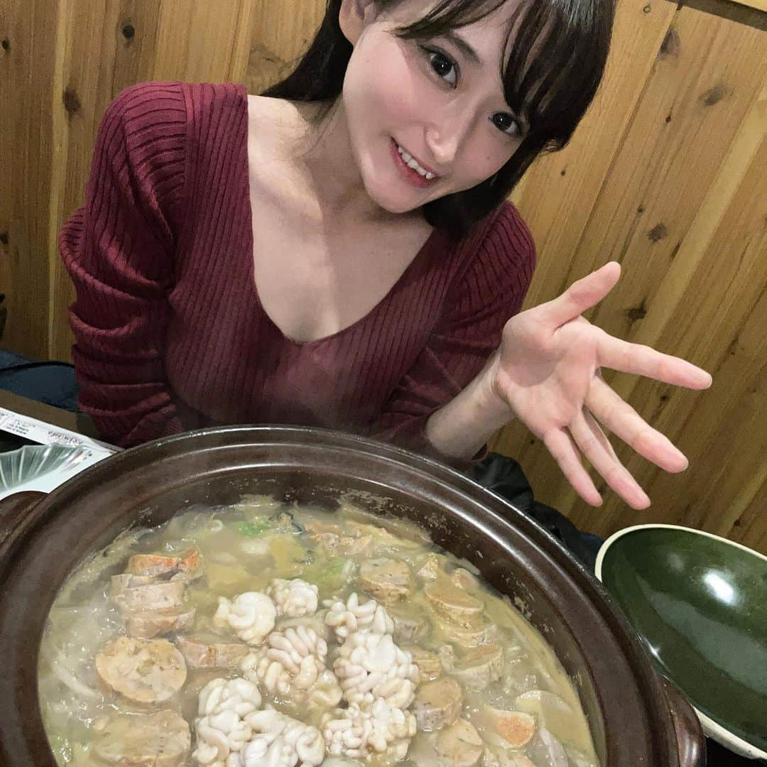 はるちゃんさんのインスタグラム写真 - (はるちゃんInstagram)「痛風鍋が激うまだった…！ あん肝、白子、牡蠣、蟹味噌などの旨みがきゅっと詰まった痛風鍋 白子大好きマンとしては食べに行かねばと思い行ってきた😋 鍋はもちろんの事、他のサイドメニューも美味しそうなメニューばかりで選んだのは海鮮ユッケ🦞ユッケ大好き🥰 子連れのお客さんもたくさん居て、居酒屋だけど過ごしやすく綺麗なお店だったのでおすすめ。 車があった方が便利だけどバスとか使っても行ける🚌  ◎ディナーのみ わたしののインスタ見たよで、生ビール１００円又はデザートサービス！  #PR @aburiyadining #名古屋グルメ #名古屋居酒屋 #名古屋ディナー #名古屋観光 #名古屋 #グルメ #グルメ女子 #ニットワンピ #痛風鍋  #白子 #あん肝 #海鮮 #いいね返し #居酒屋  #名古屋子連れ #l4likes #グルメスタグラム #nagoya #nagoyafood #守山 #守山グルメ」10月27日 20時59分 - haru_323