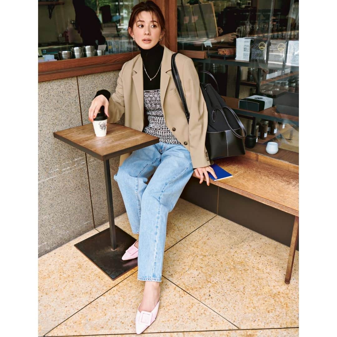 Oggi編集部さんのインスタグラム写真 - (Oggi編集部Instagram)「コーデの詳細はこちら❤️  ＼フレンチシックな装いに、きれいめリュックが小粋／ 秋らしく上品なジャケットスタイルも、黒リュックを背負うといつもと違って見える。着こなしもマインドも〝きちんとアクティブ〟、それが私たちの新定番！  ・ジャケット￥82,500（コル ピエロ〈コル ピエロ ドットコム〉） ・ニット￥41,800（エストネーション〈コラム〉） ・ビスチェ￥22,000（TOMORROWLAND〈BACCA〉） ・デニムパンツ￥16,500（GUEST LIST〈NEEDBY heritage〉） ・靴￥59,400（ネブローニ） ・リュック［43×20×22.5］￥26,400（アマン〈アンドミューク〉） ・ピアス￥13,200（ココシュニック〈ココシュニック オンキッチュ〉） ・ネックレス￥19,800（フラッパーズ〈メラキ〉） ・リング￥20,900（フラッパーズ〈メラキ〉）  ●商品の価格はすべて、税込価格です。  #Oggi365日コーデ #朝比奈彩 #AyaAsahina #毎日コーデ #きれいめカジュアル #秋コーデ2023 #今日のコーデ #きれいめシンプル #ファッション好きな人と繋がりたい #ファッションコーデ #服好きな人と繋がりたい #秋コーデ #30代ファッション #大人ファッション #おしゃれさんと繋がりたい #シンプルコーデ #お洒落さんと繋がりたい #オシャレさんと繋がりたい #今日の服 #大人女子 #お洒落な人と繋がりたい #トレンド #ファッション #お洒落 #カラーコーデ #本日のコーデ #ファッションコーデ」10月27日 21時00分 - oggi_mag