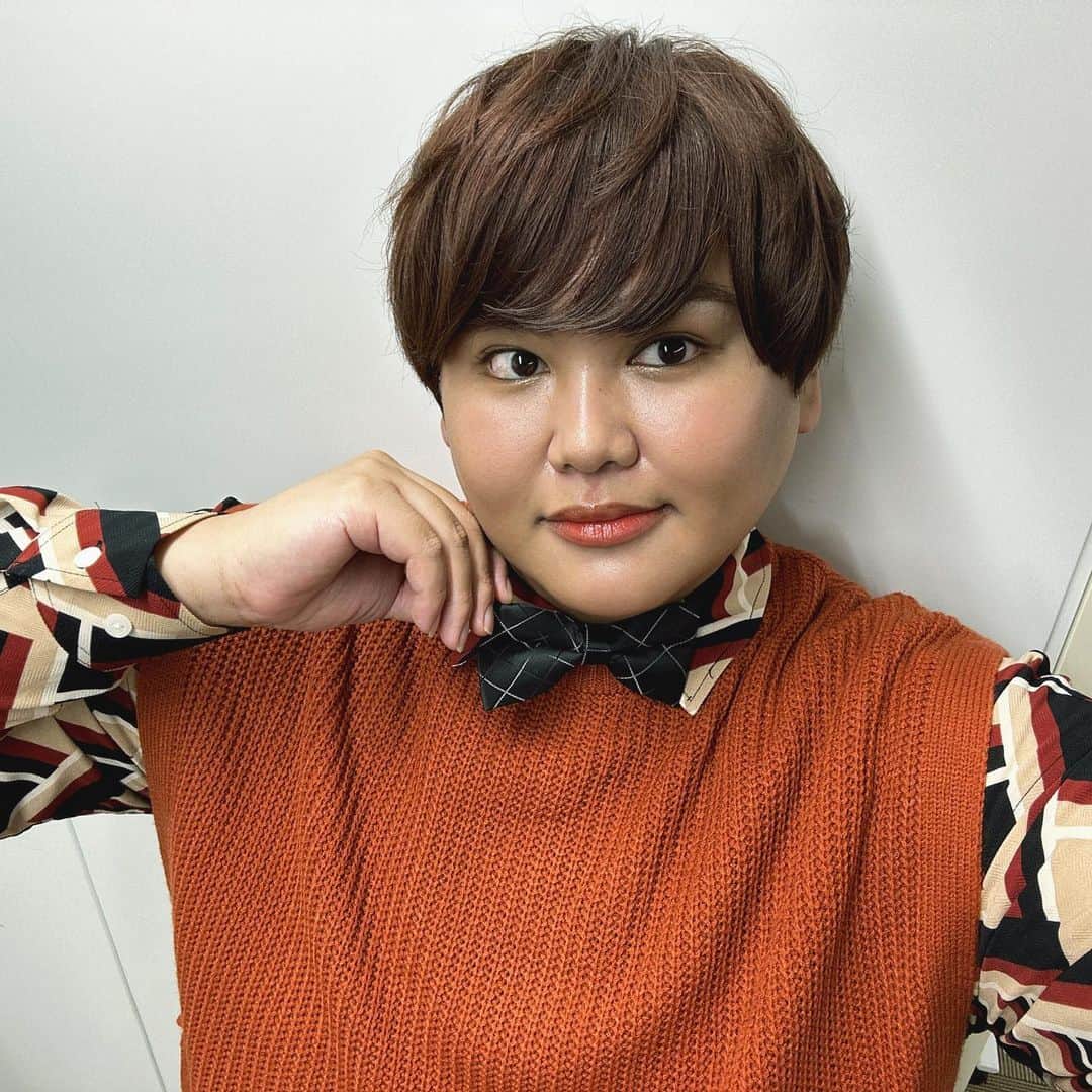 じんじん【パパラピーズ】のインスタグラム：「秋を全力で着たみょん🍁🍠🎃」