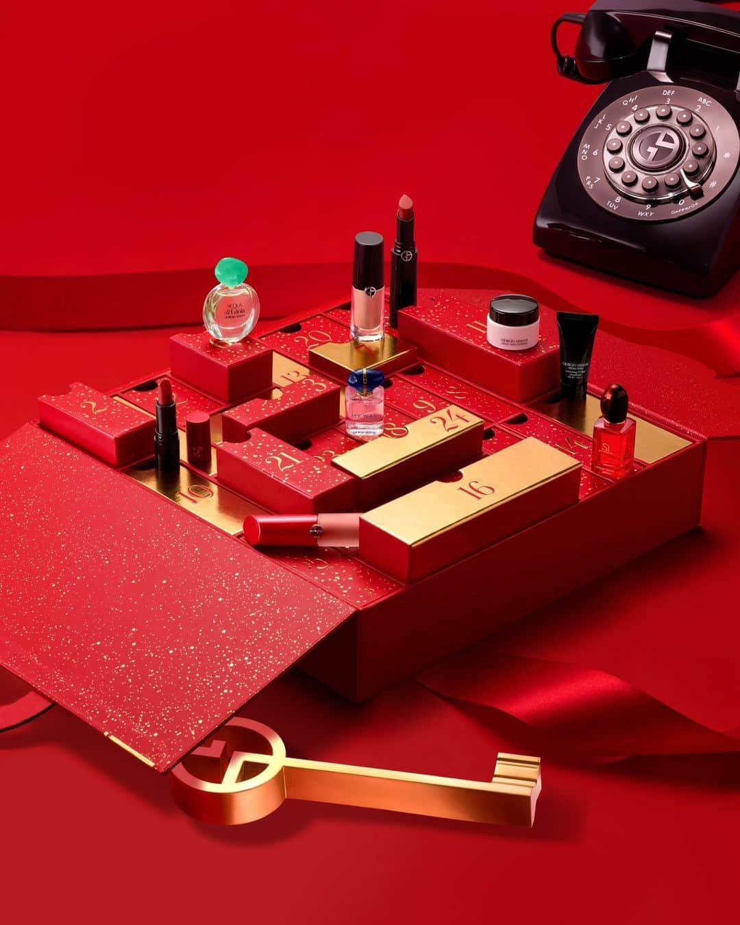 Armani Beautyさんのインスタグラム写真 - (Armani BeautyInstagram)「Holiday beauty essentials. Make the countdown to the Holidays even more magical this year with the Armani beauty 2023 Advent Calendar. From fragrance to makeup to skin care, the Advent Calendar provides the perfect products for any beauty lover.   #Armanibeauty #ArmaniLipPower #EyeTint #ArmaniSi #MyWay #ArmaniGift #BeautyAdventCalendar #HolidayMakeup」10月27日 21時00分 - armanibeauty