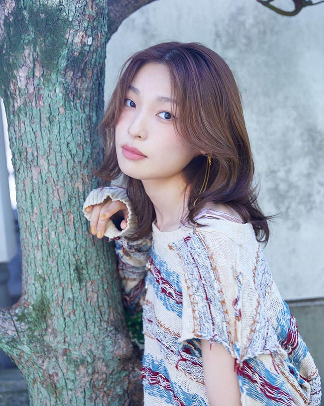 のインスタグラム：「芋生悠インタビュー「“夫婦や恋人はこうあるべき”に疲れてしまったら、この映画を観てほしい」  「大人になったら恋人を作らなきゃいけないの？」「恋人と友達の境界線は？」──そんな疑問を抱いたことがある人にとって、映画『こいびとのみつけかた』は、その違和感に寄り添ってくれる物語になるかもしれない。植木屋で働くトワ（倉悠貴）は、いつも世界のニュースで頭がいっぱい。“変わり者”と呼ばれる彼は、ある日、コンビニで働く園子（芋生悠）に片想いをした。二人の距離は徐々に近づくが、園子には秘密があり…。周囲は理解しにくい二人の関係はどこに着地するのか。  園子を演じた俳優・芋生悠にこの不思議な関係について、また、ますます強くなる映画愛や、今ハマっている『呪術廻戦』と、昨年韓国でデビューし話題沸騰中のガールズグループXGの魅力についても聞いた。  映画「こいびとのみつけかた」は10月27日より公開中！ インタビューはNumero.jpにてチェックして🍂  Photos：Takao Iwasawa　 Stylist：Yasuka Lee Hair & Make up：TSUKI　 Interview & Text：Miho Matsuda　 Edit：Saki Tanaka」