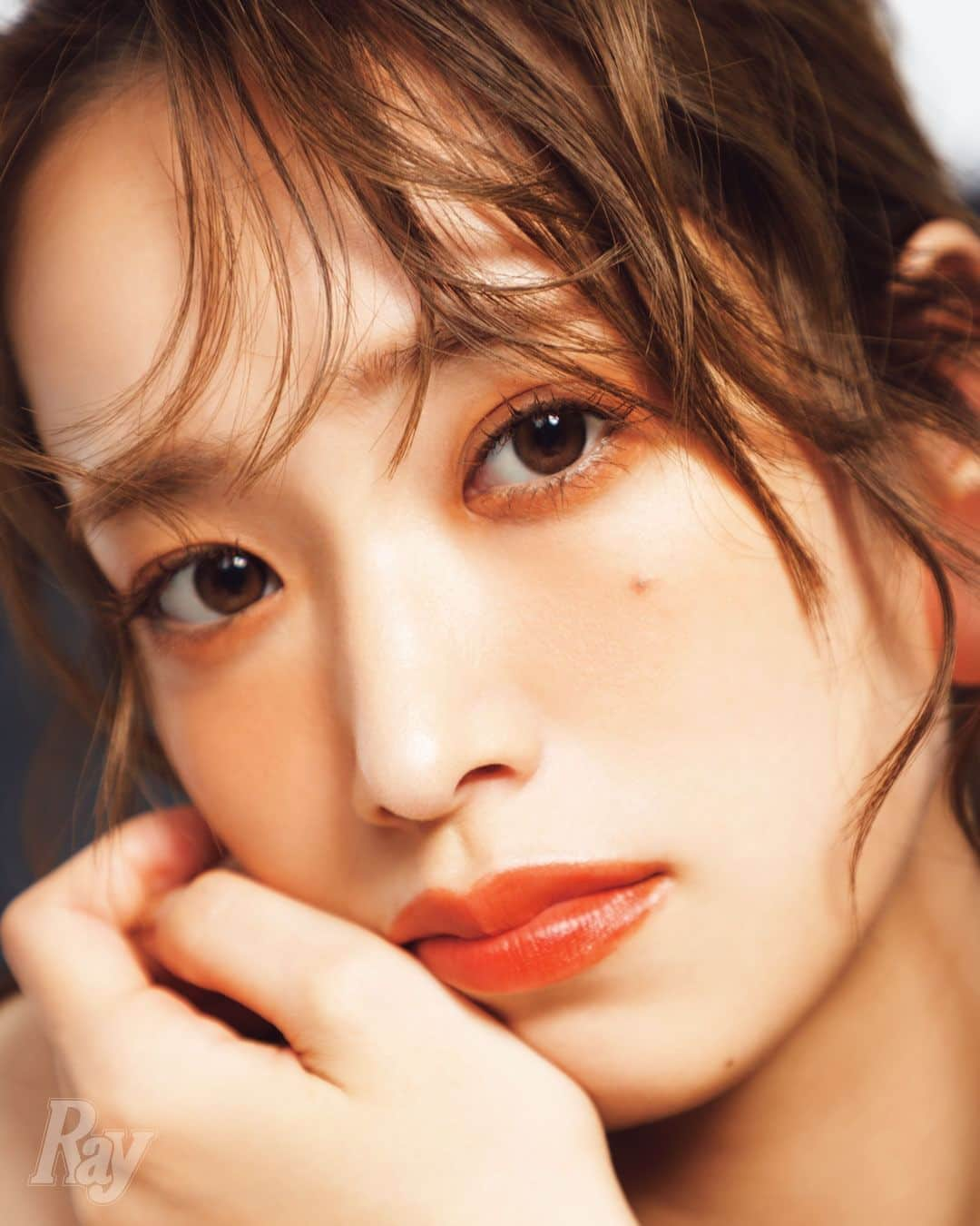 Rayさんのインスタグラム写真 - (RayInstagram)「マットなオーバーリップの くみてんが登場 💄🧡  深いオレンジのマットリップは それだけでこなれ見えが叶うカラー🍊 オーバーに塗ることで、 ボリューミーな唇を作れちゃいます✨  #Ray12月号 では、 顔のコンプレックスを 隠すんじゃなくて自分の強みに変える、 さまざまなメイク方法を た〜くさんご紹介しています！🤍  発想の転換で自分の顔が 今よりもっと好きになれるはず🎶 ぜひ #Ray12月号 をチェックしてね！🎀  【使用アイテム】 クリスタルグラムティント 02 2,160円／クリオ　 ケイト カールアウェイキングマスカラ BR-1 1,540円 （編集部調べ）、 ケイト キャンバスペイントパレット EX-2 2,200円（編集部調べ）／ともにカネボウ化粧品（限定） ホリデーアディクション ブラッシュ パレット“ アンノウン ファミリア” No WayOut 7,480円／ADDICTION BEAUTY . . . . . . ⋱⋰ ⋱⋰ ⋱⋰ ⋱⋰ ⋱⋰ ⋱⋰ ⋱⋰ ⋱⋰ ⋱⋰ ⋱⋰ ⋱⋰ ⋱⋰  Ray12月号 (10月23日発売) 企画名：コンプレックス→チャームポイント変換メイク モデル: #佐々木久美 ( @kumisasaki_ )  #Ray #Ray専属モデル #Rayモデル #rayトレンド #コンプレックス #オレンジメイク #オレンジリップ #オーバーリップ #くみてん #くみてんず #ささく #きくちゃん #日向坂46  ⋱⋰ ⋱⋰ ⋱⋰ ⋱⋰ ⋱⋰ ⋱⋰ ⋱⋰ ⋱⋰ ⋱⋰ ⋱⋰ ⋱⋰ ⋱⋰」10月27日 21時01分 - ray.magazine