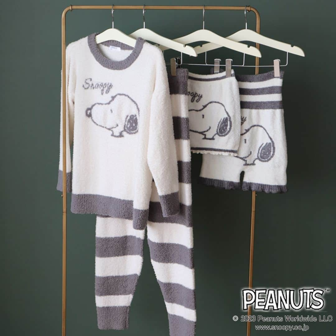 エメフィールさんのインスタグラム写真 - (エメフィールInstagram)「. ⋱ #PEANUTS コラボグッズが入荷 ⋰  ⽇中から就寝時まで、腹巻きで冷え対策を◎ #スヌーピー #ウッドストック デザインの腹巻き＆腹巻付きパンツが新登場🤎🤍  なめらかな肌触りのニット素材が、程よいフィット感でお腹をすっぽり包んでくれるので、温活におすすめです☁✨ ----------------------------------------- PEANUTS スヌーピー ニット 腹巻 商品番号：1850297 PEANUTS スヌーピー ニット 腹巻付きパンツ 単品ボトムス 商品番号：1850255 PEANUTS スヌーピー ボーダー ニット 上下セット(男⼥兼⽤サイズ) 商品番号：1801079 -----------------------------------------  #aimerfeel #エメフィール #ピーナッツ #snoopy #roomwear #ルームウェア #パジャマ #ニット #スヌーピーグッズ #スヌーピー情報 #お揃い #ギフトにおすすめ #プレゼントにおすすめ #おうち時間 #部屋着 #新商品 #新作アイテム #大人可愛い #大人かわいい #温活 #腹巻き #腹巻 #冷え対策 #温活グッズ  #セットアップ #秋冬コーデ #ルームウェアセットアップ」10月27日 21時01分 - aimerfeel_official