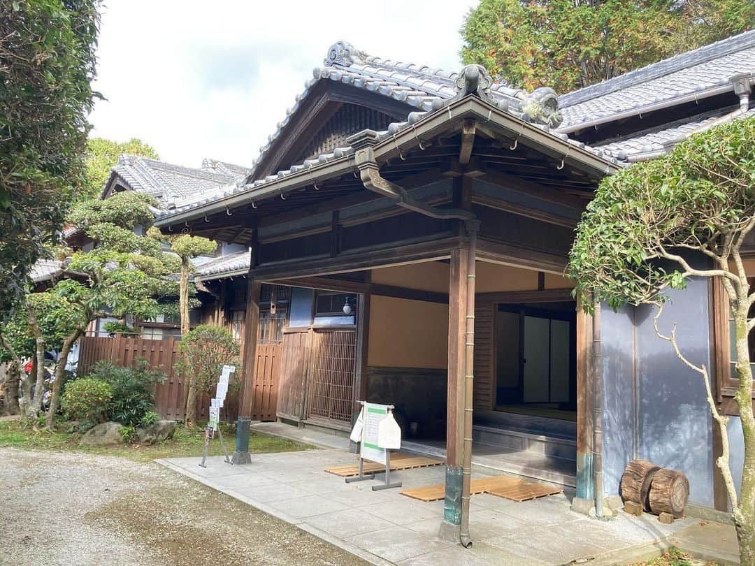 Birthplace of TONKOTSU Ramen "Birthplace of Tonkotsu ramen" Fukuoka, JAPANさんのインスタグラム写真 - (Birthplace of TONKOTSU Ramen "Birthplace of Tonkotsu ramen" Fukuoka, JAPANInstagram)「Gorgeous Fall Foliage at the Aso Ouraso Villa - Only Open For 8 Days!🏡✨ The 100-year-old Aso Ouraso Villa is located in Iizuka, and was one of the residences of the Aso family, who made their fortune in the coal industry.💴  While usually closed to the public, the villa opens its doors for a few days in spring and autumn. Visitors can gaze upon its garden from the outer corridor and see the stunning red and yellow foliage radiating beautifully against the green lawn.🍂  This is also a great opportunity to tour the home and learn about the modern Japanese architecture of the time. The villa is made of top-notch wood and flaunts an elegant design, sparing no expense even in the tiniest of details.🥰  [Fall Foliage Special Opening] Period: November 23-30, 2023 Time: 9:30 am - 5:00 pm (last admission 4:30 pm) Price: Free  ------------------------- Photo 📷 : @04.nao.28 FOLLOW @goodvibes_fukuoka for more ! -------------------------  #fukuoka #fukuokajapan #kyushu #kyushutrip #explorejapan #instajapan #visitjapan #japantrip #japantravel #japangram #japanexperience #beautifuljapan #japanlovers #visitjapanjp #autumnleaves #japanesearchitecture」10月27日 21時01分 - goodvibes_fukuoka