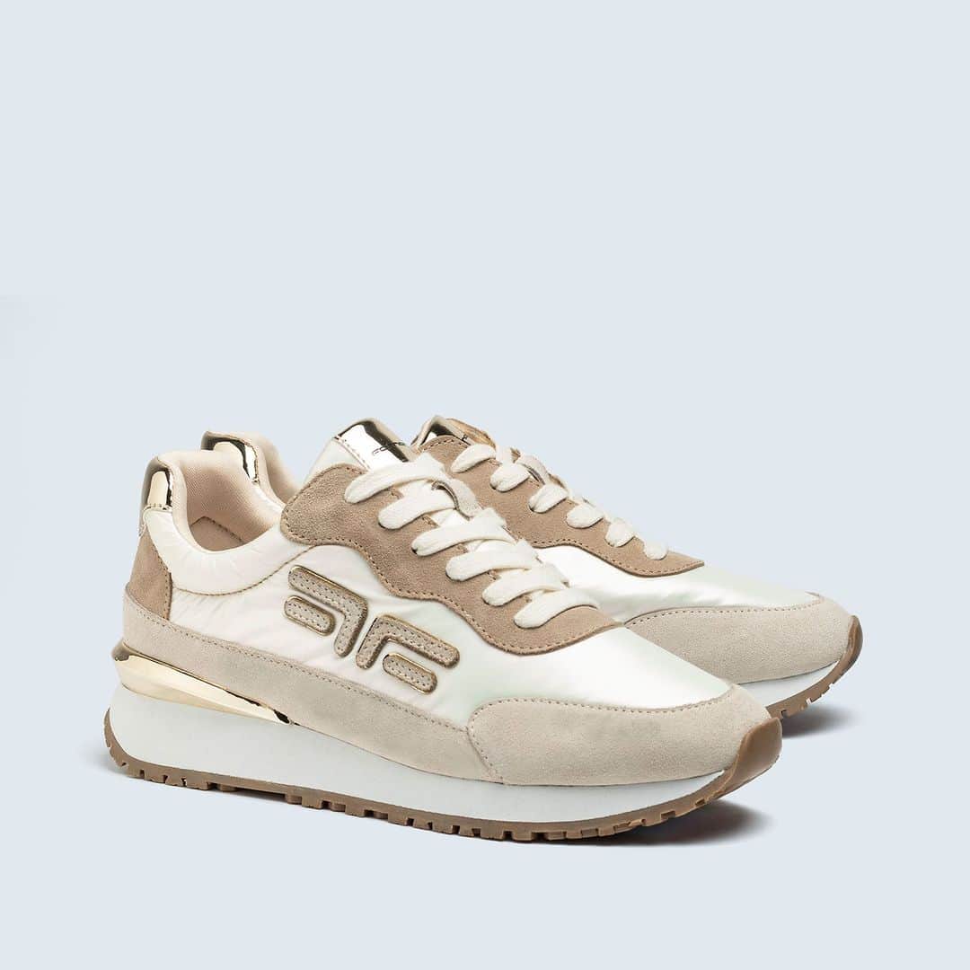 フォルナリーナのインスタグラム：「✨ ✨ ✨  Find your next fav sneakers online and in store. #fornarina #wearyourcrown」