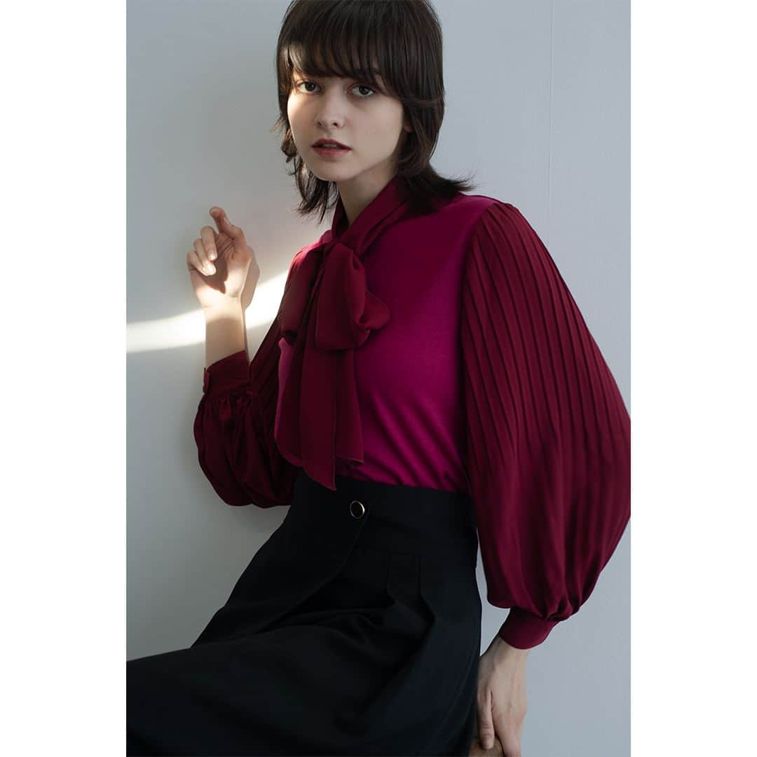 NARACAMICIE Japanさんのインスタグラム写真 - (NARACAMICIE JapanInstagram)「2023 Winter Collection  BLOUSE 30-32-31-641 ウールジャージ袖プリーツボウタイカットソー  SKIRT 30-32-08-605 釦ミデイスカート  ※入荷時期は変更になる場合がございます。  新作は @naracamicie_jp プロフィールURLからチェック！  #ナラカミーチェ #2023autumn #2023aw #2023秋 #2023秋冬」10月27日 21時01分 - naracamicie_jp