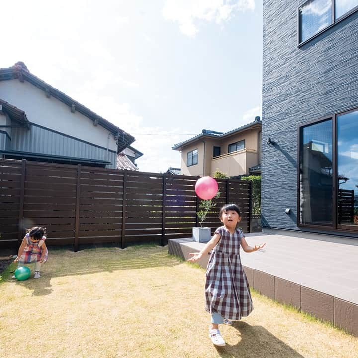 家づくりナビ ☆ 福井 富山 石川 金沢 新築 住宅 建築さんのインスタグラム写真 - (家づくりナビ ☆ 福井 富山 石川 金沢 新築 住宅 建築Instagram)「【マイホームができるまで】 『いい習慣が身につく、いい間取り』 石川県小松市　T邸 オダケホーム ……………………… アパートで暮らしていたときは、 家事がしづらくストレスだったという奥様。  だから、新居をプランする際は、 家事のしやすさを重視して間取りを考えた。  キッチンを中心に、サンルームや洗面所を ぐるぐる回れる行き止まりのない動線は、 効率よく家事ができ、家事をしている間も リビングで遊ぶ子どもの様子が 見守れるので安心だそう。  また、家事動線の途中には ファミリークローゼットをプラン。  乾いた洗濯物がサッとしまえ、 無駄に2階に上がる必要もなくなり、 ほぼ1階で暮らしが完結できるそう。  「子どもが自分で着替えたり、 食事のときは自分のお茶碗を準備したりと、 いい習慣が自然と身につくようになりました」 と嬉しそうな奥様。  機能的な間取りが、 家事シェアを後押ししている。 ………………………  　 「家づくりナビ」は、 北陸で「家を建てたい！」と思った人にまずは読んで欲しい 家づくりの本です📚♪  後悔しない家づくりのための基礎知識や、 リアルな家づくり実例、北陸の住宅会社ガイドなど お役立ち情報をたくさん紹介しています。 一冊あれば家づくりがどんどん進む🏠  福井・石川・富山の主要書店、コンビニ、 オンラインストアで販売中♪  🔎「家づくりナビWeb」 先輩たちの家づくり実例や 多数の住宅会社イベントをご紹介中！ プロフィールのハイライトからcheck📲  🔎「家づくりナビmagazine」 お役立ち記事を毎週更新！ お金や間取りアイデア、建売情報も掲載中♪ プロフィールのURLからcheck📲  ----------------------  #オダケホーム #家づくりナビ #家づくりアイデア #施工事例 #実例 #マイホームアイデア #快適な住まい #マイホーム #マイホーム計画 #家事動線 #家事ラク動線 #回遊動線 #回遊動線のある間取り #家事シェア #家事シェアが進む間取り #子育てしやすい間取り #ファミリークローゼット #ユーティリティー #ユーティリティスペース #シューズクローゼット #梁見せ #梁見せのリビング #庭がつながるリビング #庭がつながるLDK」10月27日 21時01分 - iedukurinavi