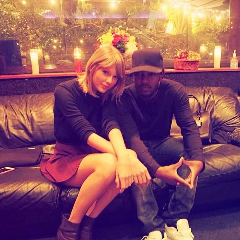 テイラー・スウィフトのインスタグラム：「Watching @kendricklamar create and record his verses on the Bad Blood remix was one of the most inspiring experiences of my life. I still look back on this collaboration with so much pride and gratitude, for the ways Kendrick elevated the song and the way he treats everyone around him. Every time the crowds on The Eras Tour would chant his line ‘you forgive, you forget, but you never let it… go!’, I smiled. The reality that Kendrick would go back in and re-record Bad Blood so that I could reclaim and own this work I’m so proud of is surreal and bewildering to me. I’m overjoyed to say that the Bad Blood Remix (featuring Kendrick Lamar) is available everywhere on the 1989 Deluxe Edition. 🫶🩵」