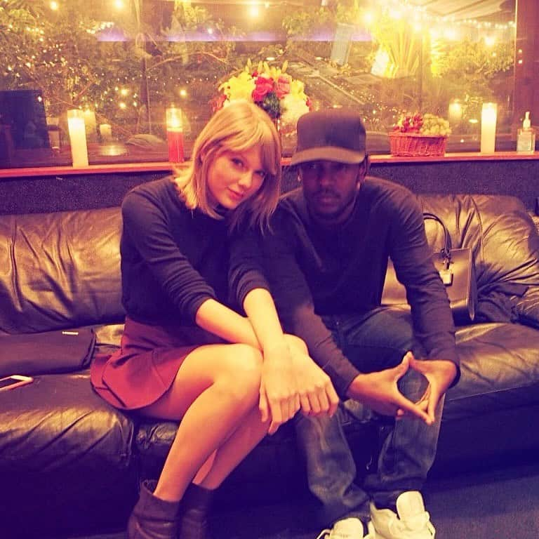 テイラー・スウィフトのインスタグラム：「Watching @kendricklamar create and record his verses on the Bad Blood remix was one of the most inspiring experiences of my life. I still look back on this collaboration with so much pride and gratitude, for the ways Kendrick elevated the song and the way he treats everyone around him. Every time the crowds on The Eras Tour would chant his line ‘you forgive, you forget, but you never let it… go!’, I smiled. The reality that Kendrick would go back in and re-record Bad Blood so that I could reclaim and own this work I’m so proud of is surreal and bewildering to me. I’m overjoyed to say that the Bad Blood Remix (featuring Kendrick Lamar) is available everywhere on the 1989 Deluxe Edition. 🫶🩵」