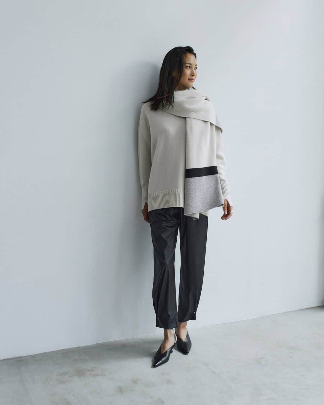 のインスタグラム：「. ニットを今年らしく着こなす 最新配色LESSON  3 BASIC COLORS FOR WINTER  BLACK×TAUPE トーナルカラーのグラデーションで 黒のレザー調パンツをマイルドに  ハードに見えがちなブラックのフェイクレザーパンツを 柔らかなトープのニットでマイルドに味つけ。 ライトグレーの配色ストールでブラックとトープを優しくつないで。  ソフトカシミヤミックス ハイネックニット ¥18,920(taxin)  ソフトカシミヤミックス ニットストール  ¥19,910(taxin)  ライトフェイクレザー バレルパンツ 24,970(taxin) . .  ICB STYLE WEB 2023  SPECIAL EDITION @icb_jp プロフィールリンクよりご覧いただけます。  #icb #icbjp #icbstyleweb  #onward #オンワード #オンワード樫山 #onwardcrosset #オンワードクローゼット #fashion #通勤コーデ #通勤スタイル #オフィススタイル #オフィスカジュアルコーデ #ootd #オフィスカジュアル #シンプルコーデ #大人カジュアル #秋コーデ #シンプルファッション #お仕事服 #ootdfashion #大人シンプル #ニット #ニットコーデ #カシミヤ混ニット #ストール #ストールコーデ #カシミヤ混ストール #ニットスタイル #デザインパンツコーデ」
