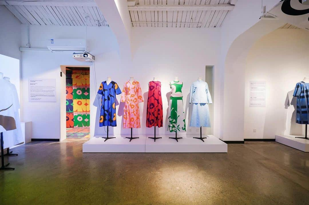 マリメッコさんのインスタグラム写真 - (マリメッコInstagram)「This year, we celebrate our 10th anniversary in China with a special exhibition entitled ‘Marimekko 10 years in China – A decade of vibrant prints and colors'. Located at the esteemed C5Art center, the exhibition explores Marimekko’s rich design heritage, the forward-looking yet timeless essence of the brand today, and the joyful lifestyle philosophy it has become known for.  The exhibition opens up our world-renowned art of printmaking by exploring the relationship between print and silhouette, sharing stories behind some of the most iconic prints, and showcasing the evolution of Marimekko dresses throughout the decades. The exhibition welcomes visitors to immerse themselves in the universe of vibrant prints and colors from October 12–26, 2023.   Swipe right to explore some of the highlights from the exhibition. ✨  #marimekko」10月27日 21時02分 - marimekko