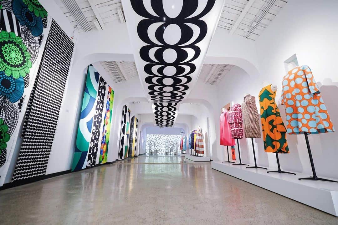 マリメッコのインスタグラム：「This year, we celebrate our 10th anniversary in China with a special exhibition entitled ‘Marimekko 10 years in China – A decade of vibrant prints and colors'. Located at the esteemed C5Art center, the exhibition explores Marimekko’s rich design heritage, the forward-looking yet timeless essence of the brand today, and the joyful lifestyle philosophy it has become known for.  The exhibition opens up our world-renowned art of printmaking by exploring the relationship between print and silhouette, sharing stories behind some of the most iconic prints, and showcasing the evolution of Marimekko dresses throughout the decades. The exhibition welcomes visitors to immerse themselves in the universe of vibrant prints and colors from October 12–26, 2023.   Swipe right to explore some of the highlights from the exhibition. ✨  #marimekko」