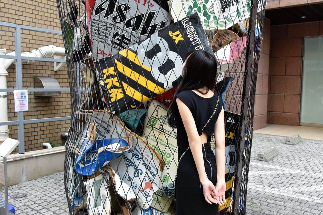 瀧脇笙古さんのインスタグラム写真 - (瀧脇笙古Instagram)「🗑… B I G …🗑 ⁡ ⁡ ⁡ 夏の写真！ ⁡ ﾋﾞｯｸﾞｺﾞﾐﾊﾞｺ ⁡ 美術館みたいですね ⁡ ⁡ ⁡ ⁡ #イコラブ」10月27日 21時12分 - takiwaki_shoko_