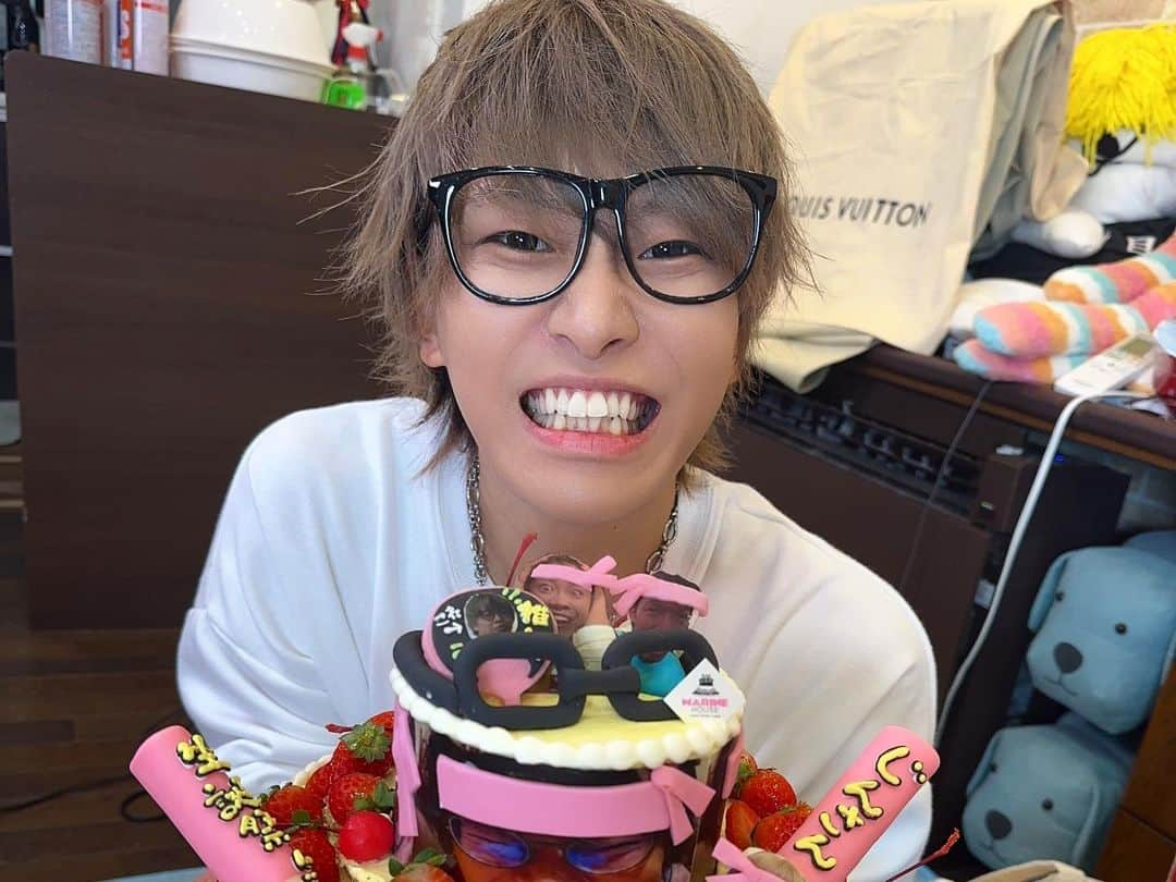 かすさんのインスタグラム写真 - (かすInstagram)「. じんさんお誕生日おめでとう . めちゃくちゃ会ってるはずなのに 写真撮らなすぎて 全くレパートリーがないことに気づきました . 今年も楽しもうネェ🥂 . #青ラブ」10月27日 21時13分 - kasuu_kasu