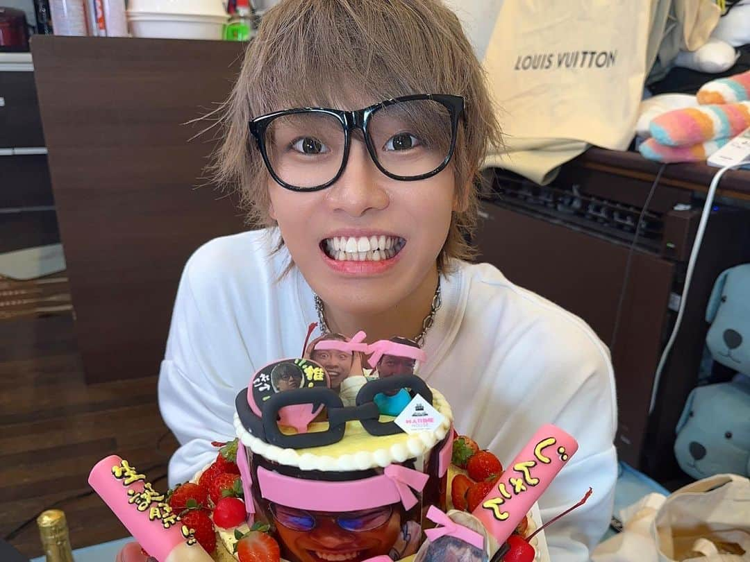 かすさんのインスタグラム写真 - (かすInstagram)「. じんさんお誕生日おめでとう . めちゃくちゃ会ってるはずなのに 写真撮らなすぎて 全くレパートリーがないことに気づきました . 今年も楽しもうネェ🥂 . #青ラブ」10月27日 21時13分 - kasuu_kasu