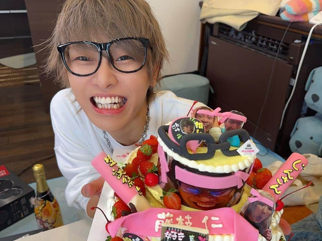 かすさんのインスタグラム写真 - (かすInstagram)「. じんさんお誕生日おめでとう . めちゃくちゃ会ってるはずなのに 写真撮らなすぎて 全くレパートリーがないことに気づきました . 今年も楽しもうネェ🥂 . #青ラブ」10月27日 21時13分 - kasuu_kasu