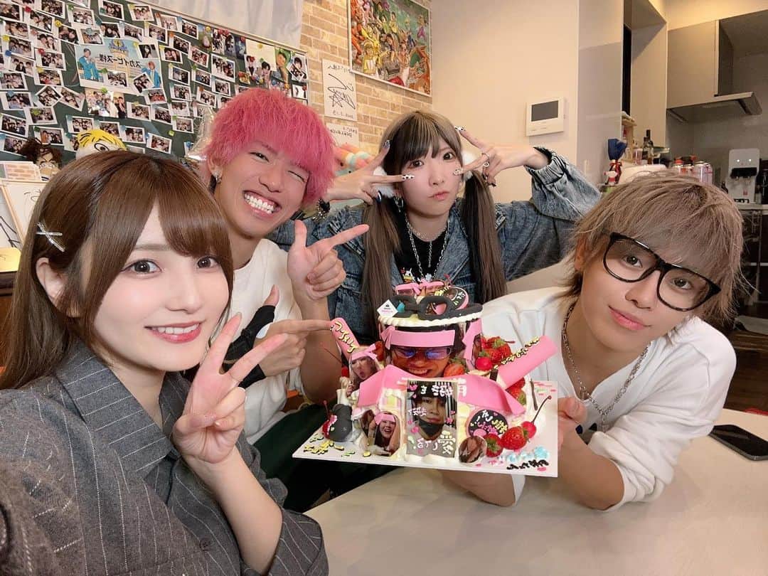 かすのインスタグラム：「. じんさんお誕生日おめでとう . めちゃくちゃ会ってるはずなのに 写真撮らなすぎて 全くレパートリーがないことに気づきました . 今年も楽しもうネェ🥂 . #青ラブ」