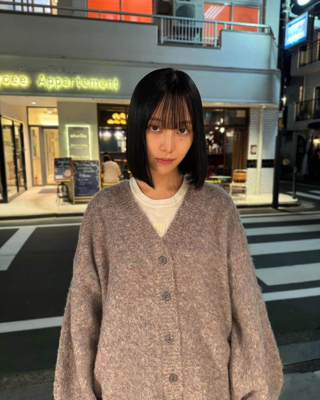 山田愛奈のインスタグラム：「.  お仕事使用ヘア続きます🐜🍀 いつもメンテありがとう!!  今どきのポーズ教えて貰うつもりが 何故か古めの方向に走りました 大暴走ですほんと困ります🎃👻 ハロウィン使用という事で🕸🐈‍⬛  ハイフメンテもお忘れなく 25歳はほうれい線撃退するわよ~!! 超無くなるし超引き上がるので 行かないと無理です✌︎」