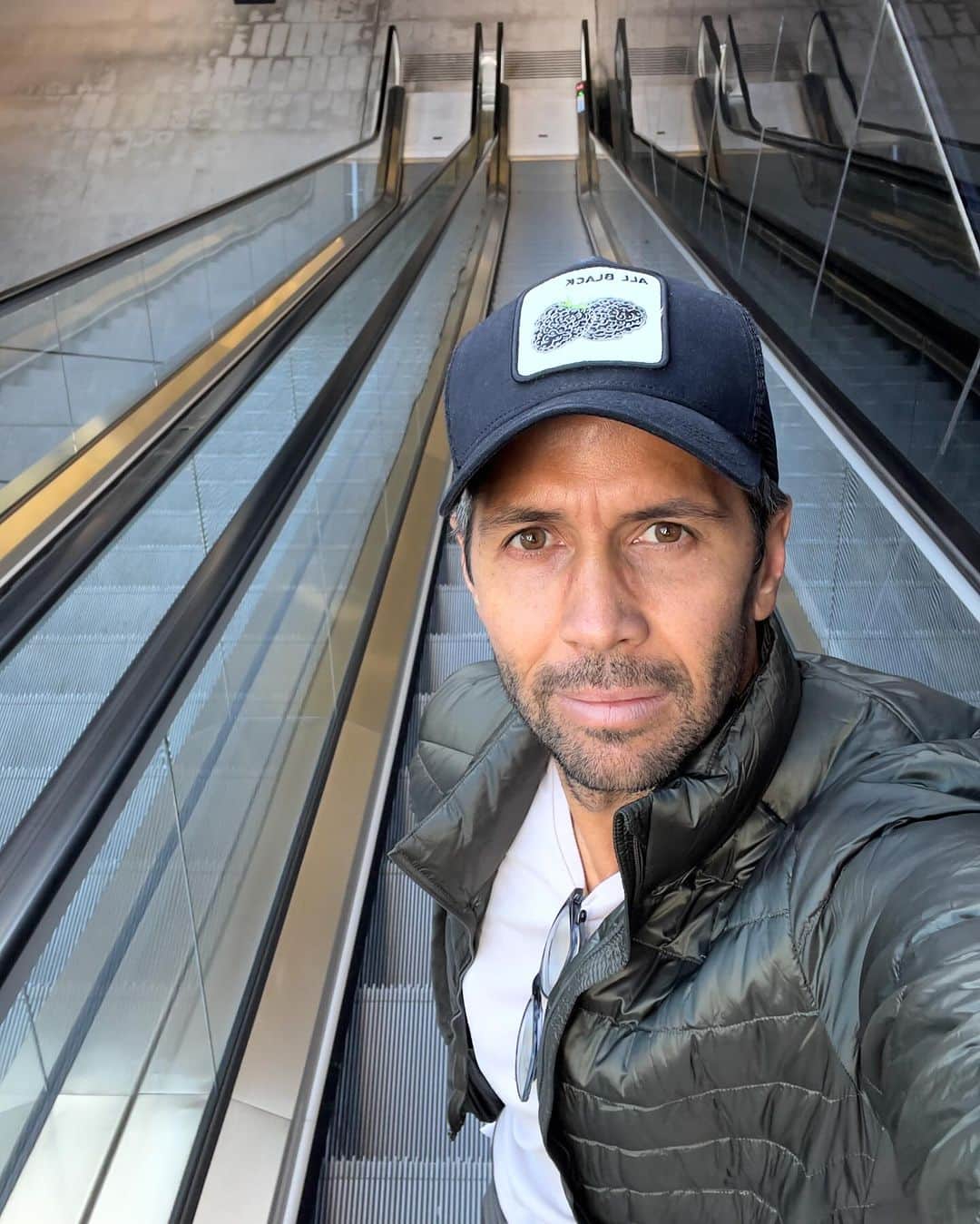 フェルナンド・ベルダスコのインスタグラム：「Después de hacer gym y pruebas médicas me voy a tomar mis empanadillas favoritas antes de volver a casa 🤤😍」