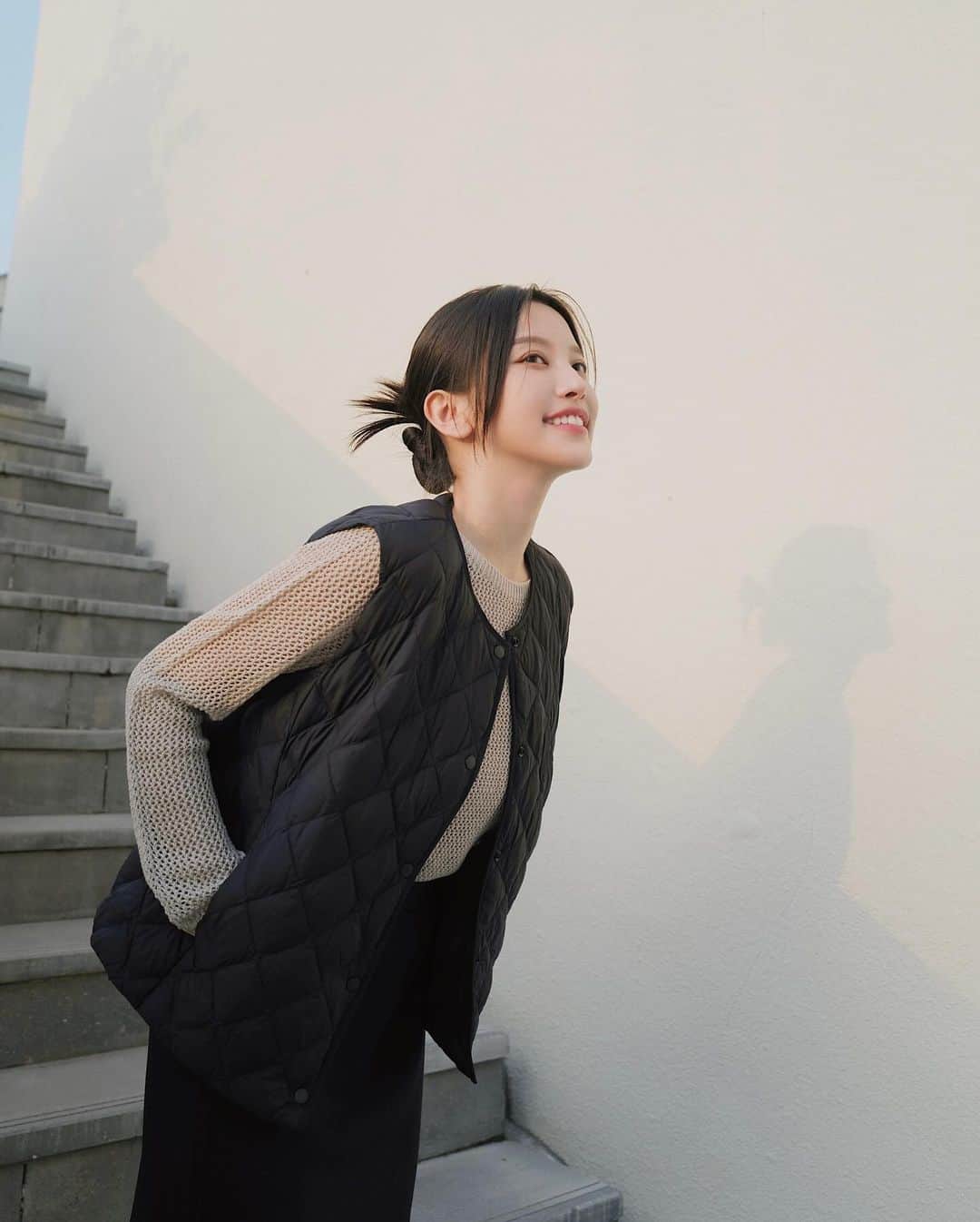 蔡瑞雪（Ruixue Tsai）さんのインスタグラム写真 - (蔡瑞雪（Ruixue Tsai）Instagram)「最喜歡的秋天來了 涼涼的微風吹佛 套上好看又溫暖的外套 畫個淡妝準備出門囉～  今天穿的是UNIQLO PUFFTECH 輕暖科技系列 是針對現在的暖冬氣候， 推出的全新功能性外套❤️ 讓外套形成暖空氣層 更輕、更暖!  非常驚艷的地方是相比羽絨衣 PUFFTECH系列超級輕盈 可以把領口向內摺成V領超好搭配 還有收納袋超好攜帶～ 一件集結 #輕薄保暖 #防潑水 #多用途 👍🏻 而且水洗快乾～日常很方便保養＆使用  秋天氣候多變我喜歡多層次的搭配風格 PUFFTECH就是我的最佳幫手 不管是高領、帽T、針織衫都可以 平常穿一件連衣裙外面套一件PUFFTECH 背心也非常可愛☺️ 又輕又暖又好收納是秋冬出遊首選外套❤️  簡單搭配了3種風格給大家👀  LOOK1 PUFFTECH黑色背心搭配針織衫 外面再套一件灰色織紋大衣 搭配窄版長裙好溫柔🤍 背心不管單穿還是疊穿都很好看  LOOK2 PUFFTECH咖啡色外套 搭配了高領針織與帽T的多層次穿搭 下身米色工裝褲是不是休閒又帥氣 也可以單穿高領&針織也是不同的風格！  LOOK3 PUFFTECH黑色外套搭配針織衫 裸色針織長裙搭配一個可愛的燈芯絨小包 氣質感滿滿  留言告訴我你最喜歡哪一套呢？  @UNIQLO_TAIWAN #UNIQLOLifeWear #PUFFTECH #輕暖科技系列 #更輕更暖更有型」10月27日 21時06分 - snowbabyq