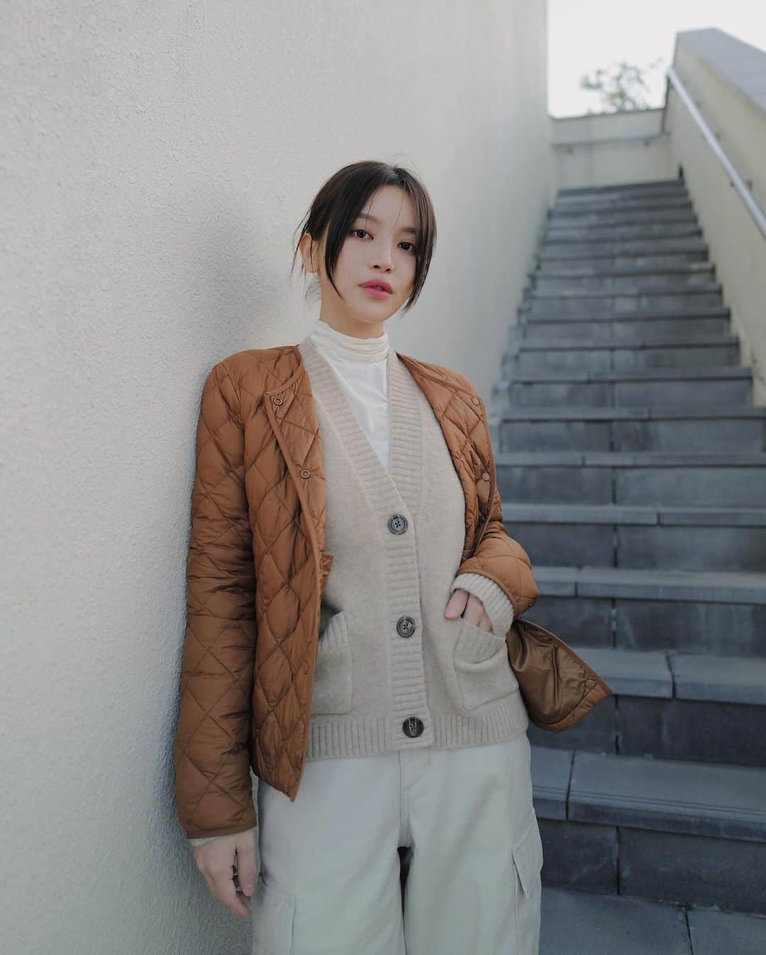 蔡瑞雪（Ruixue Tsai）さんのインスタグラム写真 - (蔡瑞雪（Ruixue Tsai）Instagram)「最喜歡的秋天來了 涼涼的微風吹佛 套上好看又溫暖的外套 畫個淡妝準備出門囉～  今天穿的是UNIQLO PUFFTECH 輕暖科技系列 是針對現在的暖冬氣候， 推出的全新功能性外套❤️ 讓外套形成暖空氣層 更輕、更暖!  非常驚艷的地方是相比羽絨衣 PUFFTECH系列超級輕盈 可以把領口向內摺成V領超好搭配 還有收納袋超好攜帶～ 一件集結 #輕薄保暖 #防潑水 #多用途 👍🏻 而且水洗快乾～日常很方便保養＆使用  秋天氣候多變我喜歡多層次的搭配風格 PUFFTECH就是我的最佳幫手 不管是高領、帽T、針織衫都可以 平常穿一件連衣裙外面套一件PUFFTECH 背心也非常可愛☺️ 又輕又暖又好收納是秋冬出遊首選外套❤️  簡單搭配了3種風格給大家👀  LOOK1 PUFFTECH黑色背心搭配針織衫 外面再套一件灰色織紋大衣 搭配窄版長裙好溫柔🤍 背心不管單穿還是疊穿都很好看  LOOK2 PUFFTECH咖啡色外套 搭配了高領針織與帽T的多層次穿搭 下身米色工裝褲是不是休閒又帥氣 也可以單穿高領&針織也是不同的風格！  LOOK3 PUFFTECH黑色外套搭配針織衫 裸色針織長裙搭配一個可愛的燈芯絨小包 氣質感滿滿  留言告訴我你最喜歡哪一套呢？  @UNIQLO_TAIWAN #UNIQLOLifeWear #PUFFTECH #輕暖科技系列 #更輕更暖更有型」10月27日 21時06分 - snowbabyq