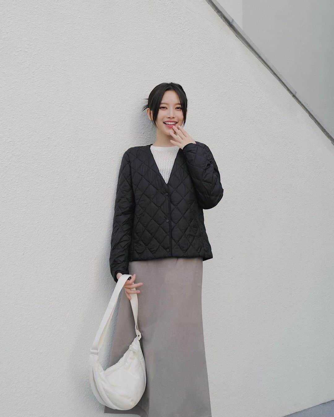 蔡瑞雪（Ruixue Tsai）のインスタグラム：「最喜歡的秋天來了 涼涼的微風吹佛 套上好看又溫暖的外套 畫個淡妝準備出門囉～  今天穿的是UNIQLO PUFFTECH 輕暖科技系列 是針對現在的暖冬氣候， 推出的全新功能性外套❤️ 讓外套形成暖空氣層 更輕、更暖!  非常驚艷的地方是相比羽絨衣 PUFFTECH系列超級輕盈 可以把領口向內摺成V領超好搭配 還有收納袋超好攜帶～ 一件集結 #輕薄保暖 #防潑水 #多用途 👍🏻 而且水洗快乾～日常很方便保養＆使用  秋天氣候多變我喜歡多層次的搭配風格 PUFFTECH就是我的最佳幫手 不管是高領、帽T、針織衫都可以 平常穿一件連衣裙外面套一件PUFFTECH 背心也非常可愛☺️ 又輕又暖又好收納是秋冬出遊首選外套❤️  簡單搭配了3種風格給大家👀  LOOK1 PUFFTECH黑色背心搭配針織衫 外面再套一件灰色織紋大衣 搭配窄版長裙好溫柔🤍 背心不管單穿還是疊穿都很好看  LOOK2 PUFFTECH咖啡色外套 搭配了高領針織與帽T的多層次穿搭 下身米色工裝褲是不是休閒又帥氣 也可以單穿高領&針織也是不同的風格！  LOOK3 PUFFTECH黑色外套搭配針織衫 裸色針織長裙搭配一個可愛的燈芯絨小包 氣質感滿滿  留言告訴我你最喜歡哪一套呢？  @UNIQLO_TAIWAN #UNIQLOLifeWear #PUFFTECH #輕暖科技系列 #更輕更暖更有型」