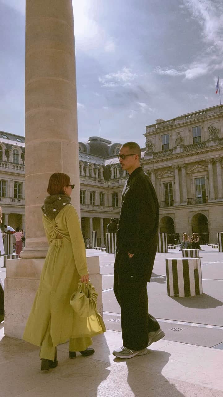 Julia Castroのインスタグラム：「Memories of Paris🌙 . #paris #france #memories #couple #fashion #parisfashion  #outfit #autumn #パリ　#フランス #思い出 #ショートムービー」