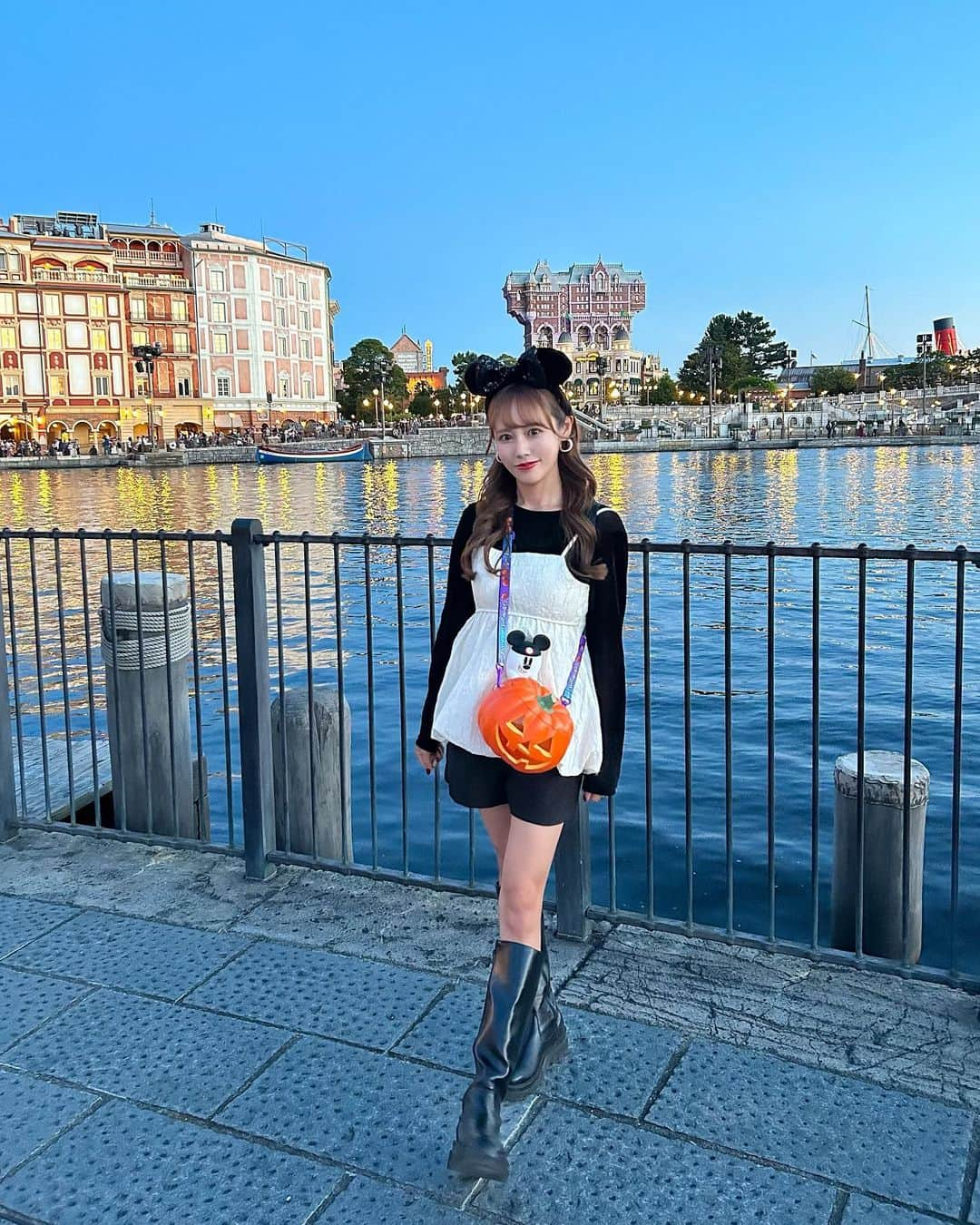 yurishonさんのインスタグラム写真 - (yurishonInstagram)「・ ⁡リクエストが多かった ディズニーハロウィンの時のコーデ🎃🕸️ ⁡ ⁡ tops : @la_boutique_bonbon_official  inner : @la_boutique_bonbon_official  pants : @aclent_official  boots : @emoda_official  ⁡ ⁡ ⁡ ⁡ #Disneysea#Disney#ディズニー#ディズニーシー#東京ディズニーシー#ディズニーハロウィン#Halloween」10月27日 21時08分 - yurishon