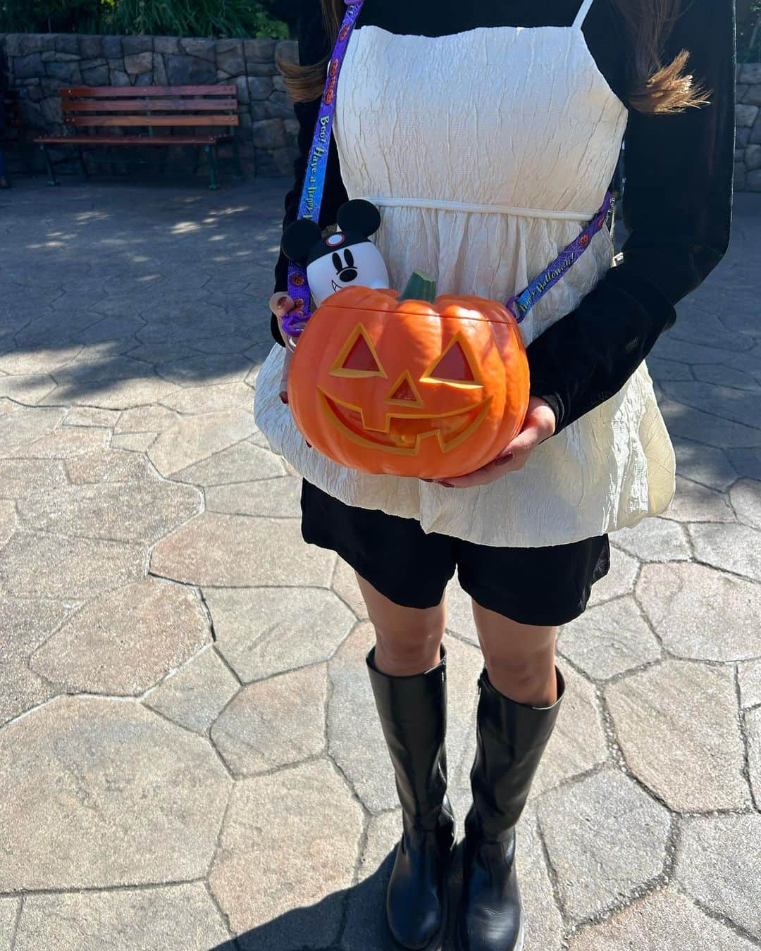 yurishonさんのインスタグラム写真 - (yurishonInstagram)「・ ⁡リクエストが多かった ディズニーハロウィンの時のコーデ🎃🕸️ ⁡ ⁡ tops : @la_boutique_bonbon_official  inner : @la_boutique_bonbon_official  pants : @aclent_official  boots : @emoda_official  ⁡ ⁡ ⁡ ⁡ #Disneysea#Disney#ディズニー#ディズニーシー#東京ディズニーシー#ディズニーハロウィン#Halloween」10月27日 21時08分 - yurishon